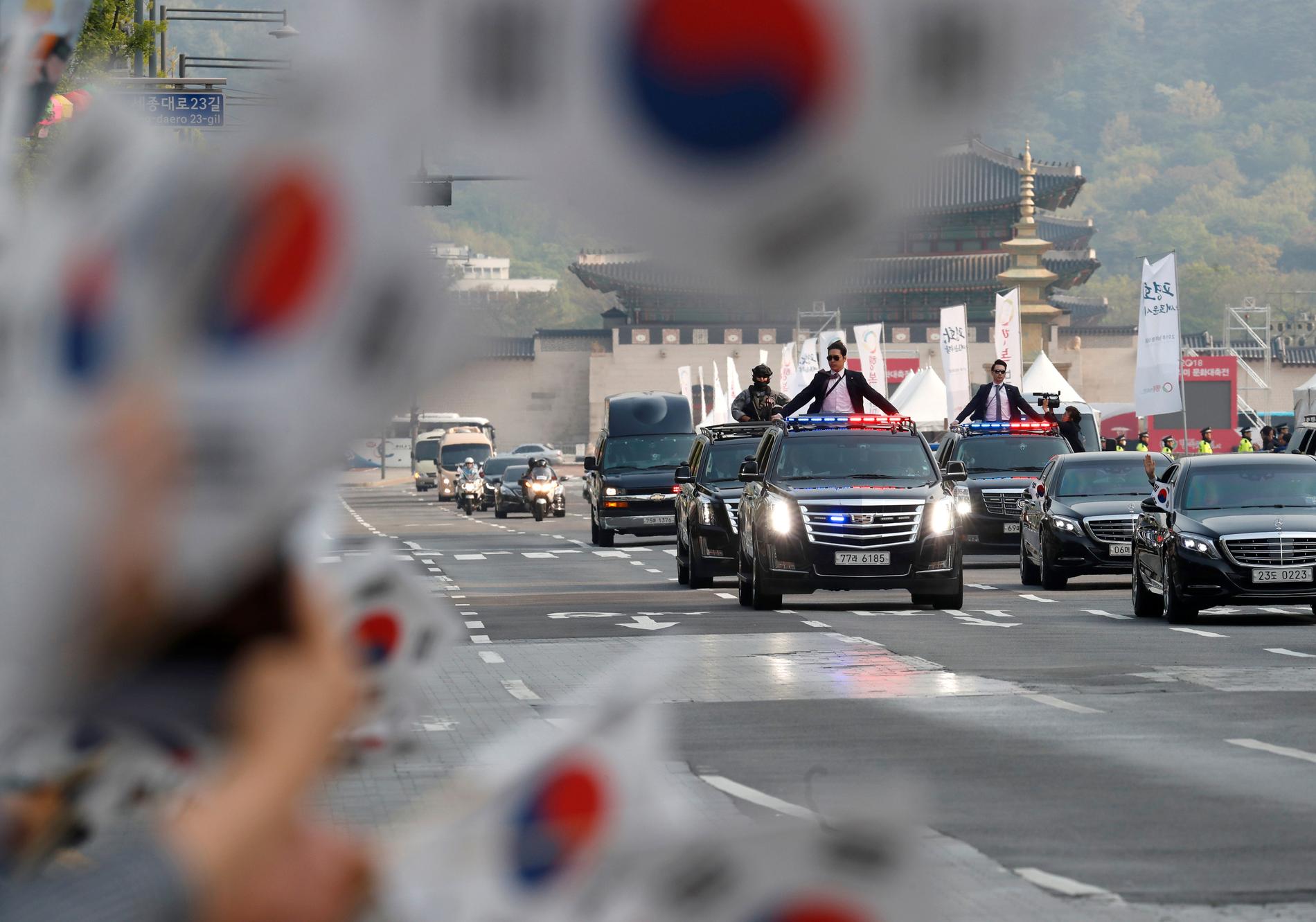 Mycket folk med sydkoreanska flaggor kantatade konvojens väg ut ur huvudstaden Söul.