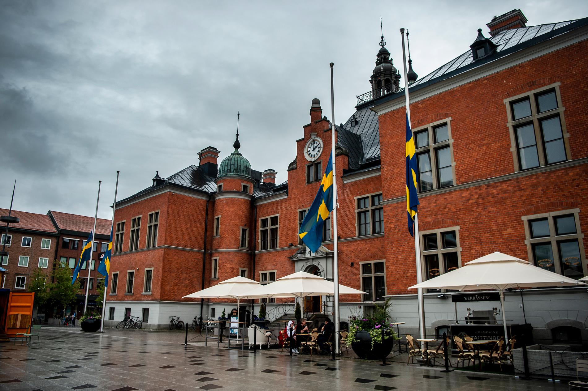 Svenska flaggor på halv stång utanför rådhuset i Umeå.