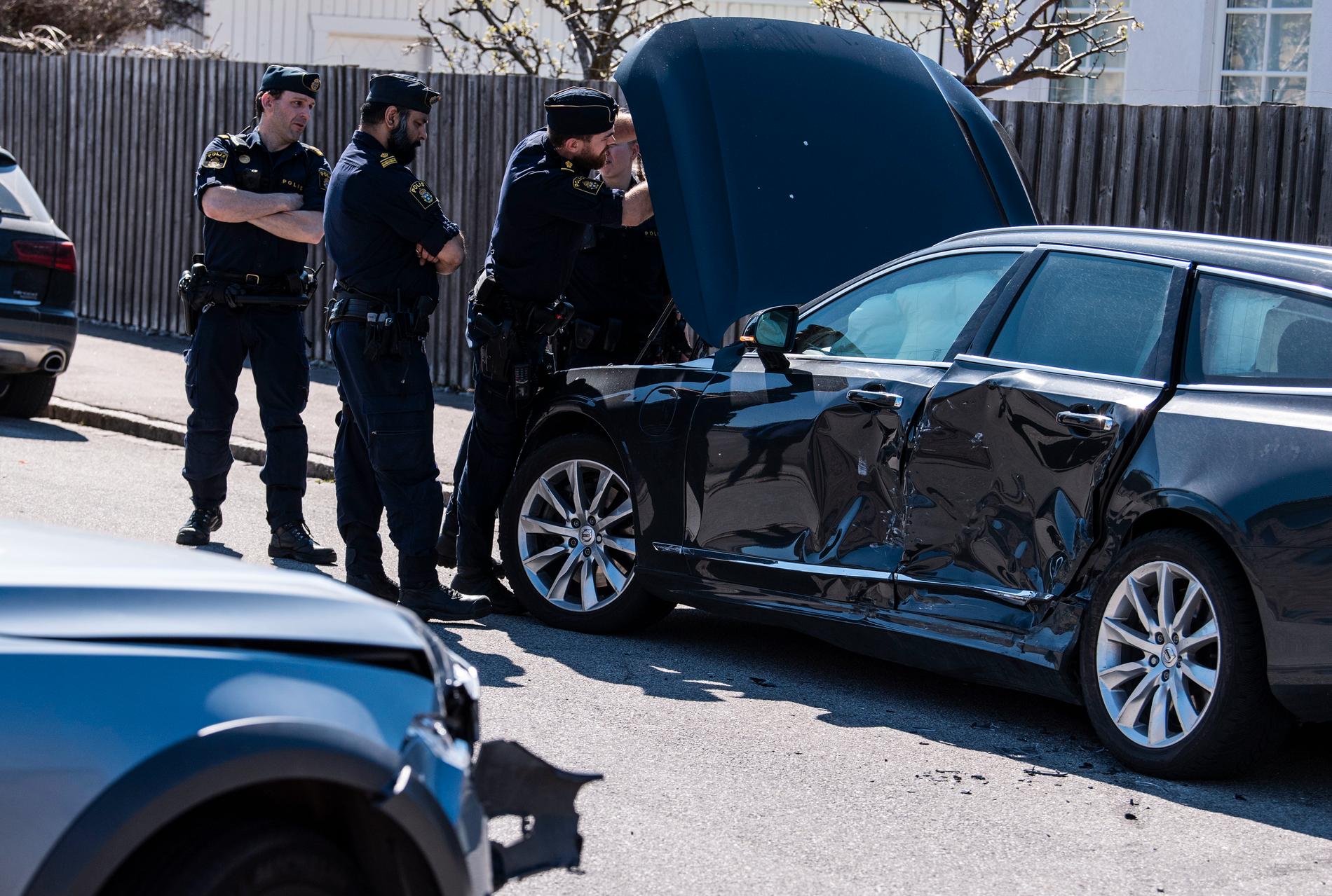Polisen undersöker en skadad bil i stadsdelen Limhamn i Malmö sedan den prejats in mot vägkanten och en polispatrull gripit tre misstänkta rånare.