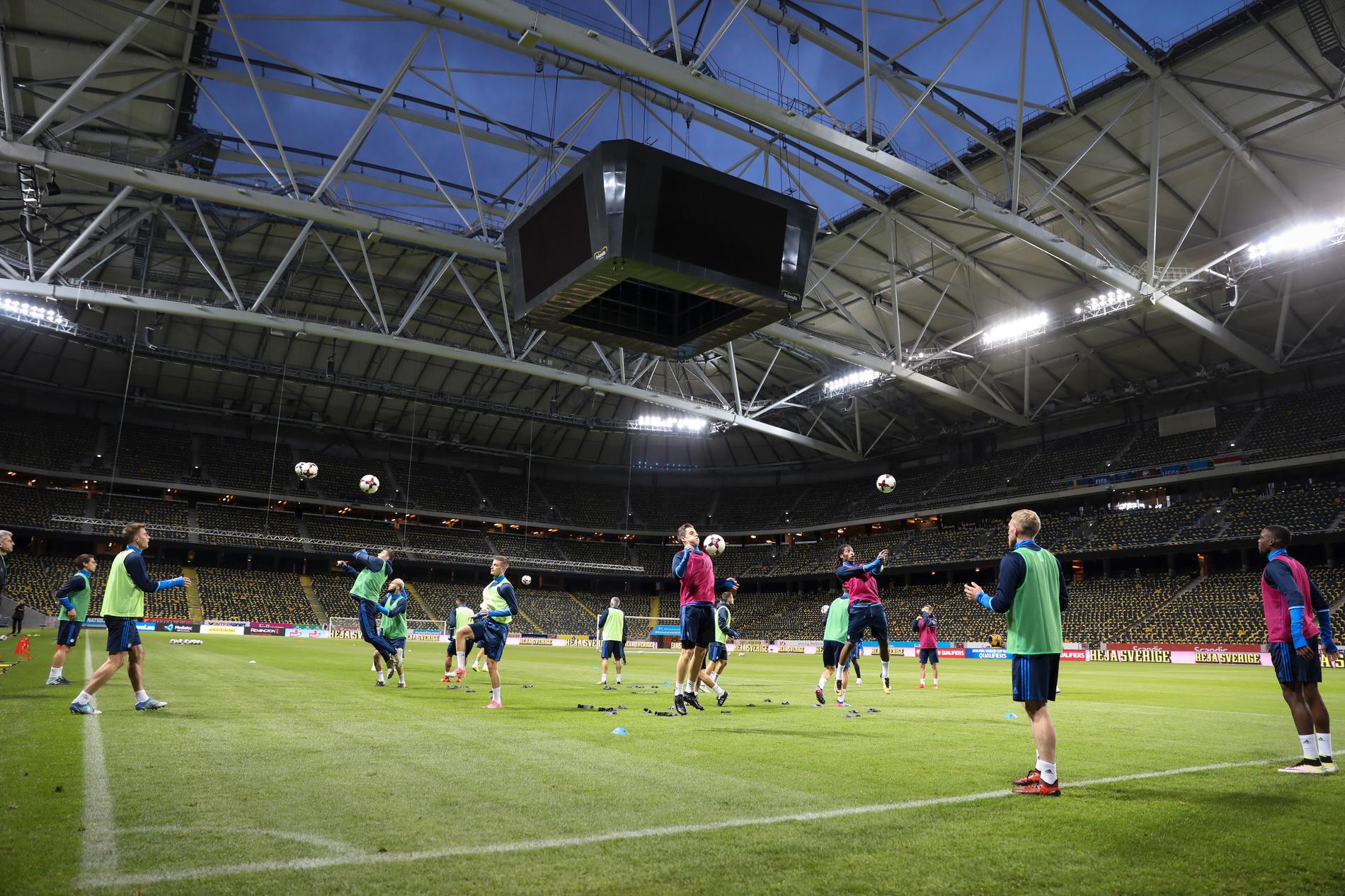 Luxemburgs landslag tränar på Friends Arena inför lördagens VM-kvalmatch mot Sverige. Beslut har nu tagits att taket kommer vara öppet även vid avspark.