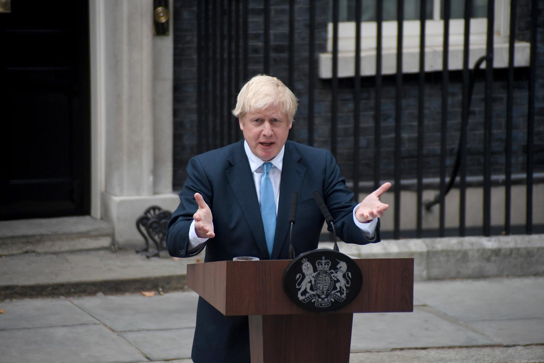 Premiärminister Boris Johnson talar utanför 10 Downing Street i London.