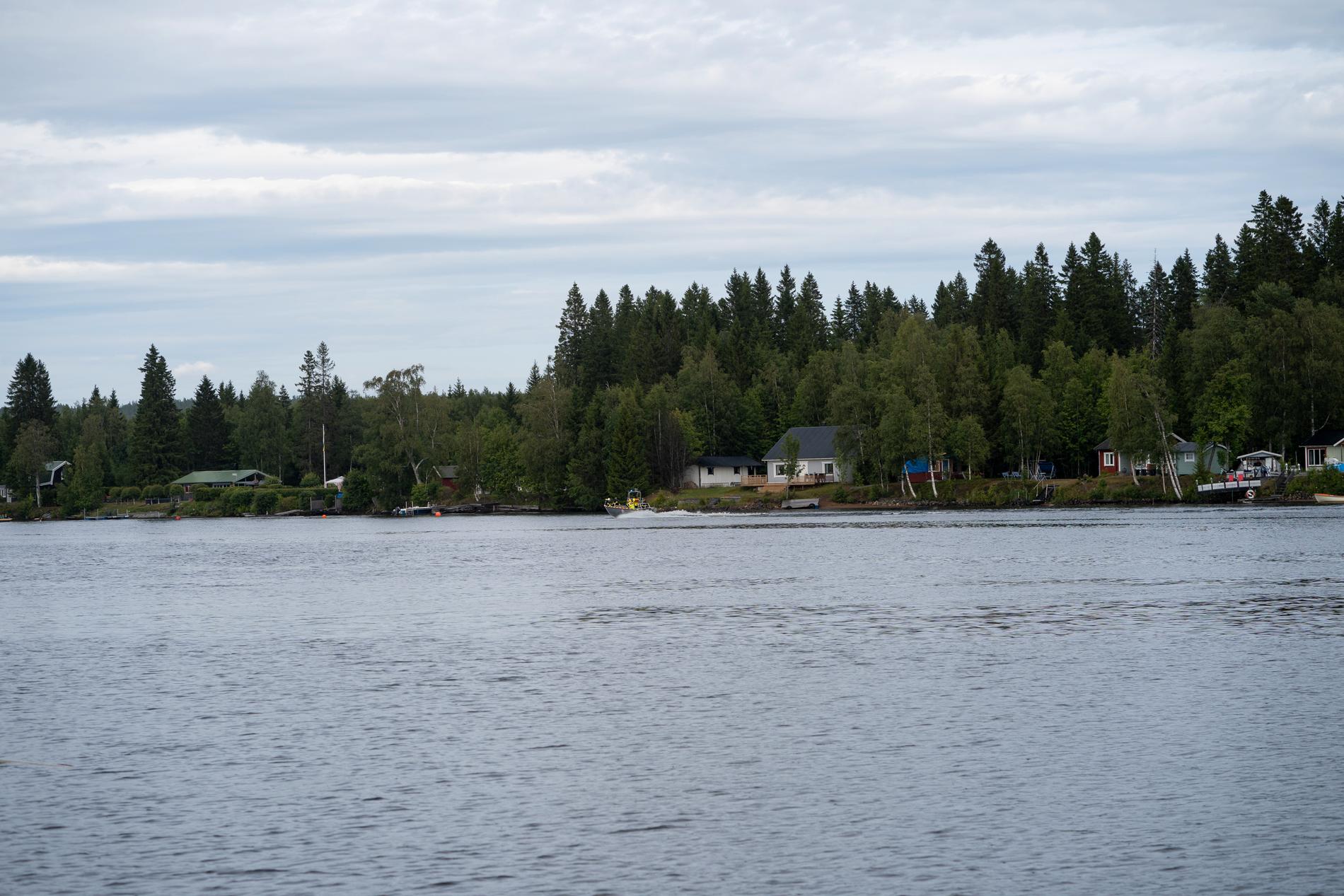 Räddningstjänsten i båt på väg till olycksplatsen på söndagen vid Storsandskär utanför Umeå.