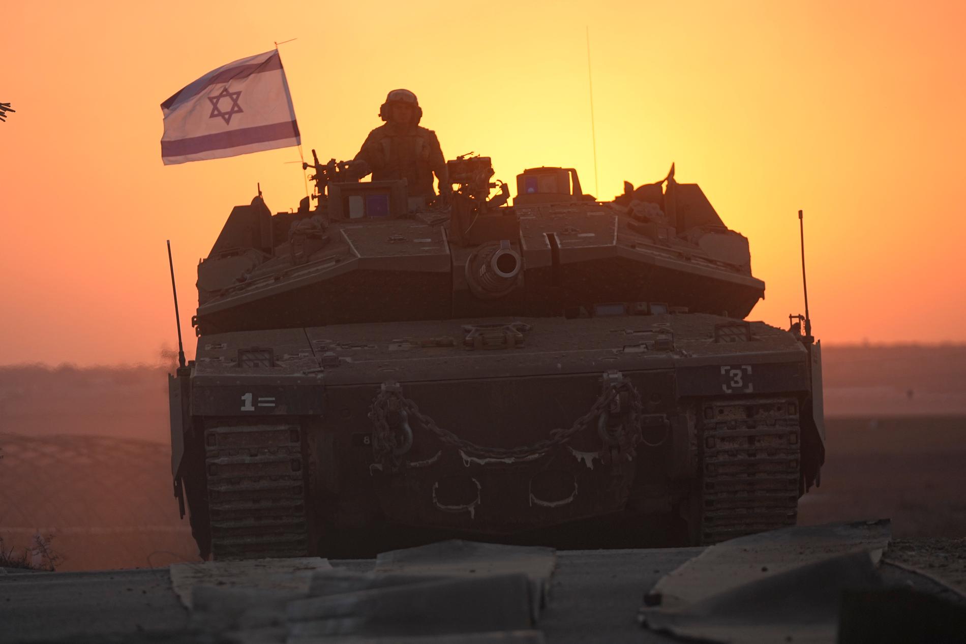 Israelisk millitär på väg mot Gazaremsan på torsdagen. 