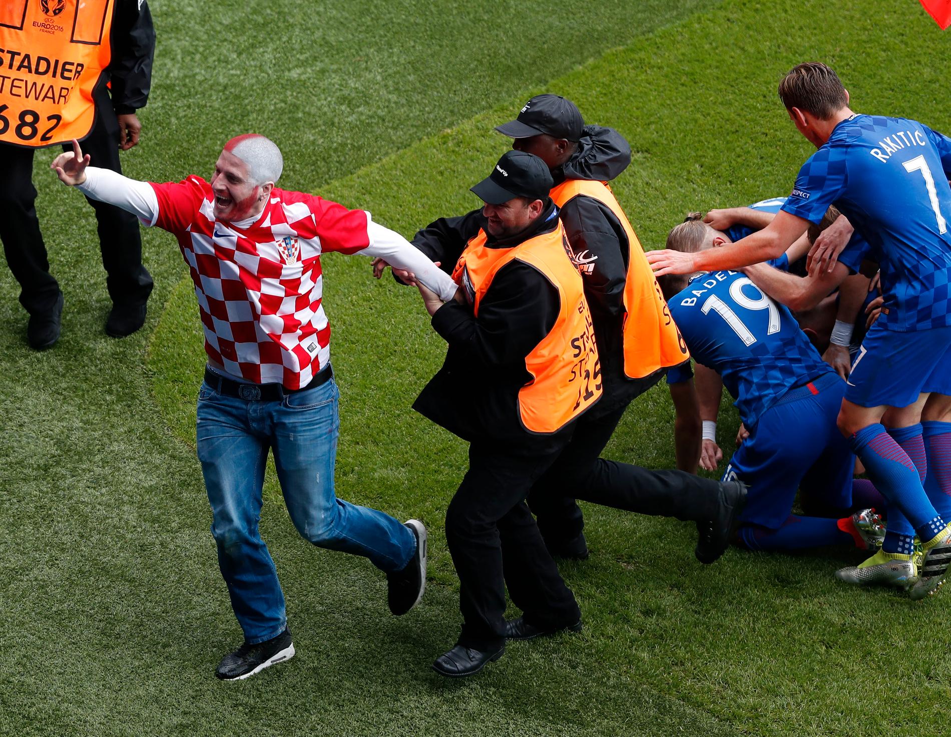 En supporter tog sig in på planen och firade i samband med Kroatiens 1-0-mål mot Turkiet.