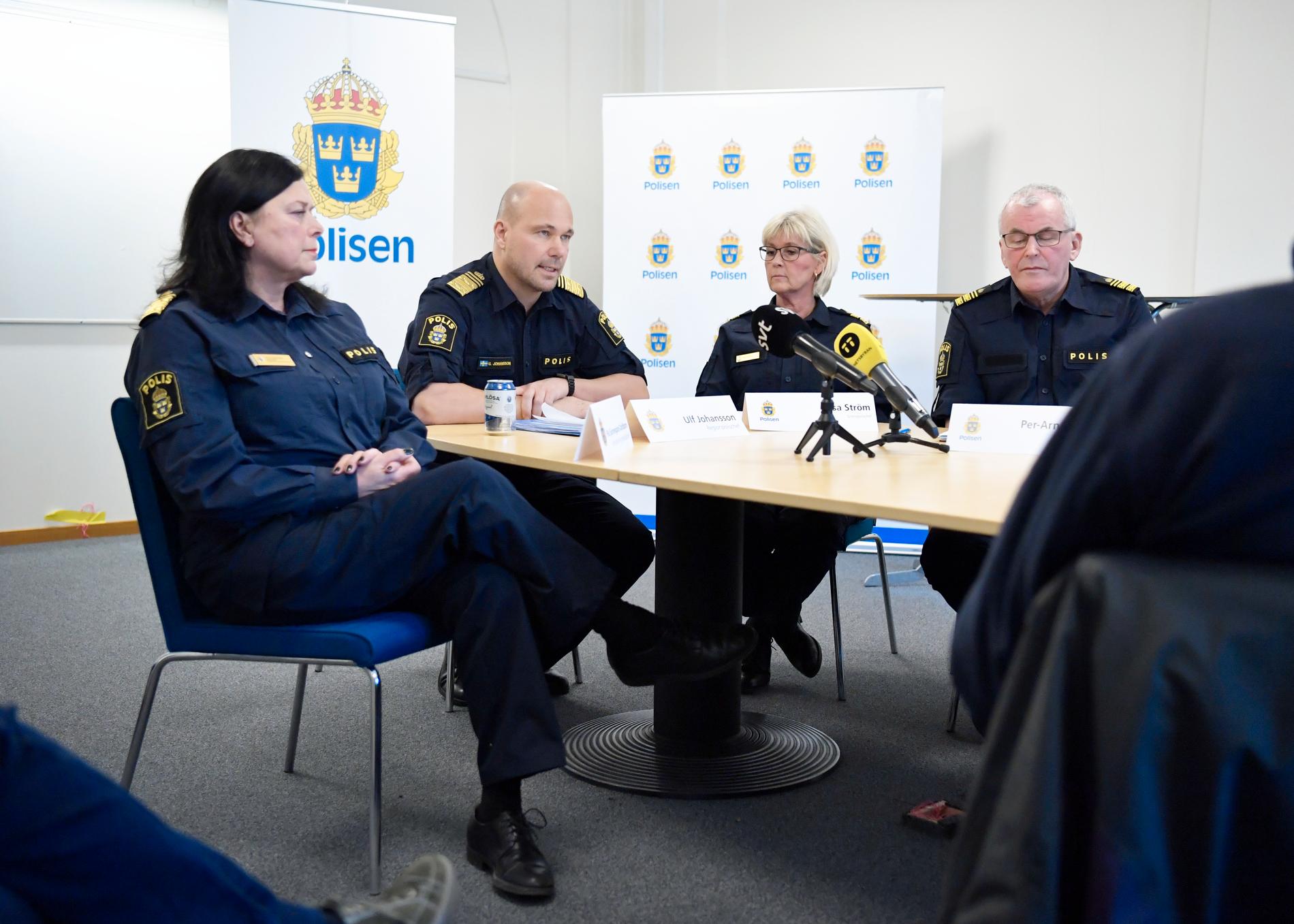 Från vänster biträdande regionpolischef i Stockholm Pia Sjunnegård-Dahlbom, regionpolischef Ulf Johansson, gränspolischef Lisa Ström och Per-Arne Kaati, chef på utredningssektionen vid gränspolisen, vid en pressträff där de informerade om den särskilda händelsen som nu inletts.