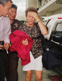 DÖMD TILL 50 ÅRS FÄNGELSE I THAILAND Karolina Johnsson greps på flygplatsen i Bangkok med 6,8 kilo heroin i bagaget. Hon dömdes till 50 års fängelse, det längsta straff en svensk fått i Thailand. Här med Aftonbladets Richard Aschberg och en thailändsk polis.