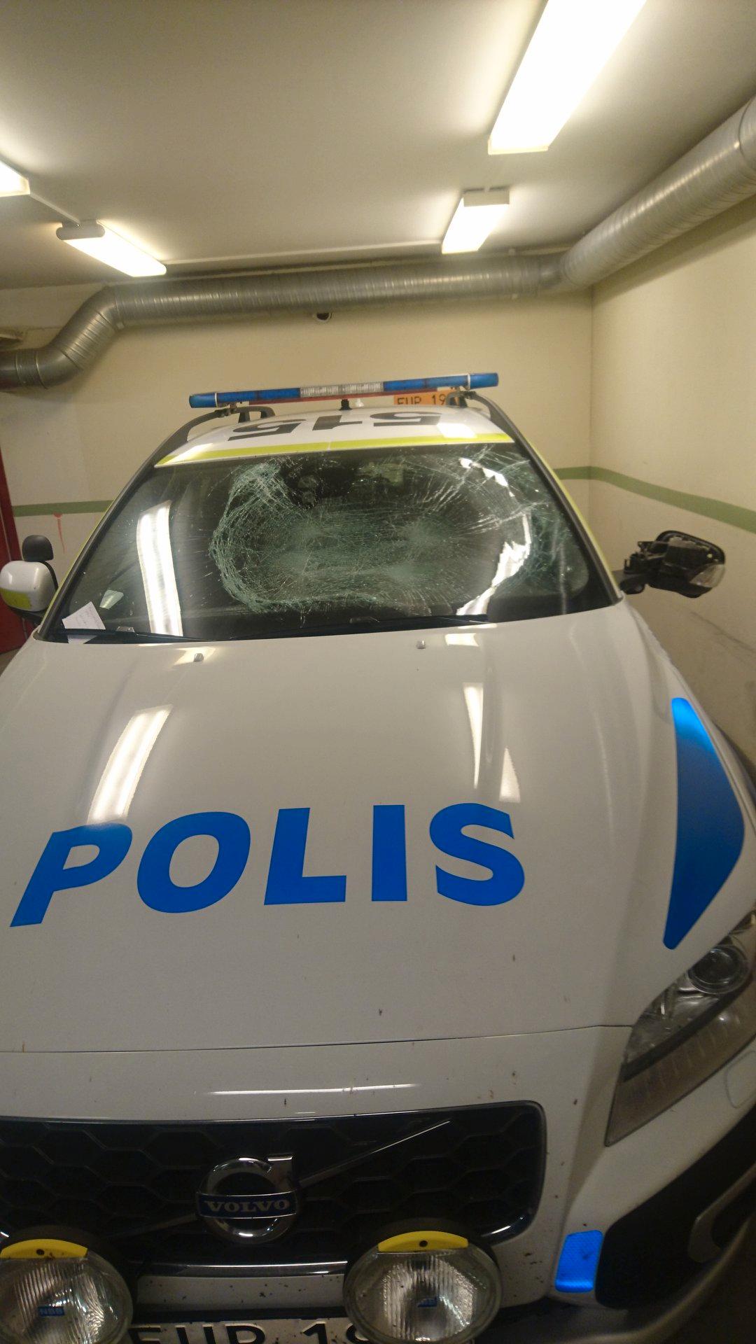 Polisens bil blev vandaliserad när de var på uttryckning.