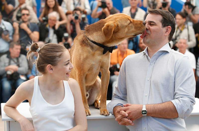 Kornél Mundruczó tog emot årets Palm dog. Här får han en rejäl kyss av en av filmens hundar.