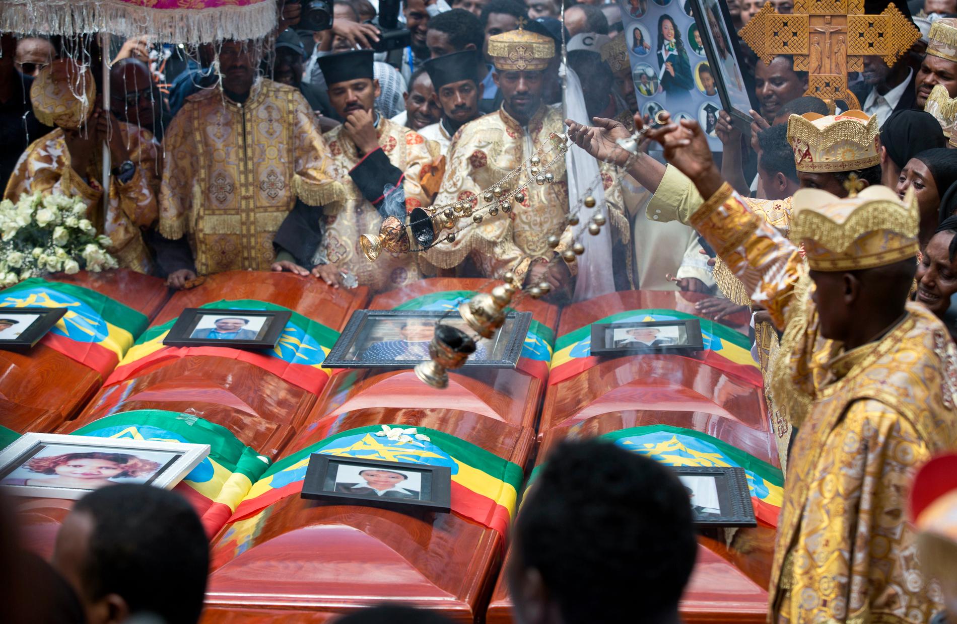 Flera tusen sörjande samlades i Etiopiens huvudstad Addis Abeba för en ceremoni till minne av offren som dog i flygkraschen utanför staden.