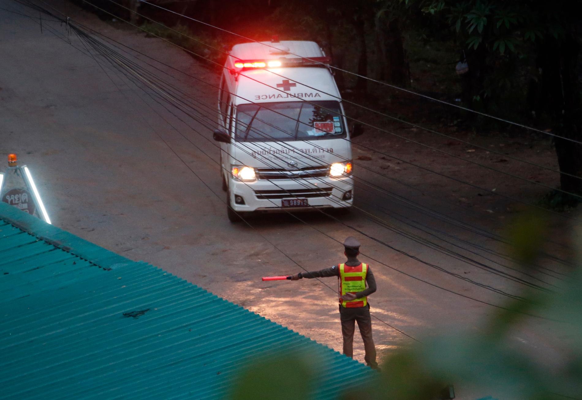 En av två ambulanser lämnar grottan i norra Thailand. Totalt har åtta pojkar räddats när operationens andra dag avslutats.