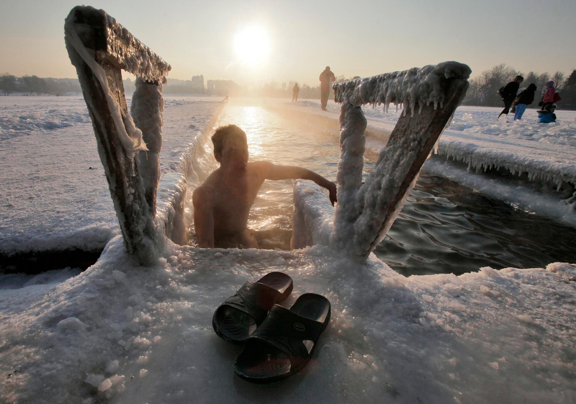 Arkivbild. Vinterbad i –23 grader. Detta är inte i Bohuslän.