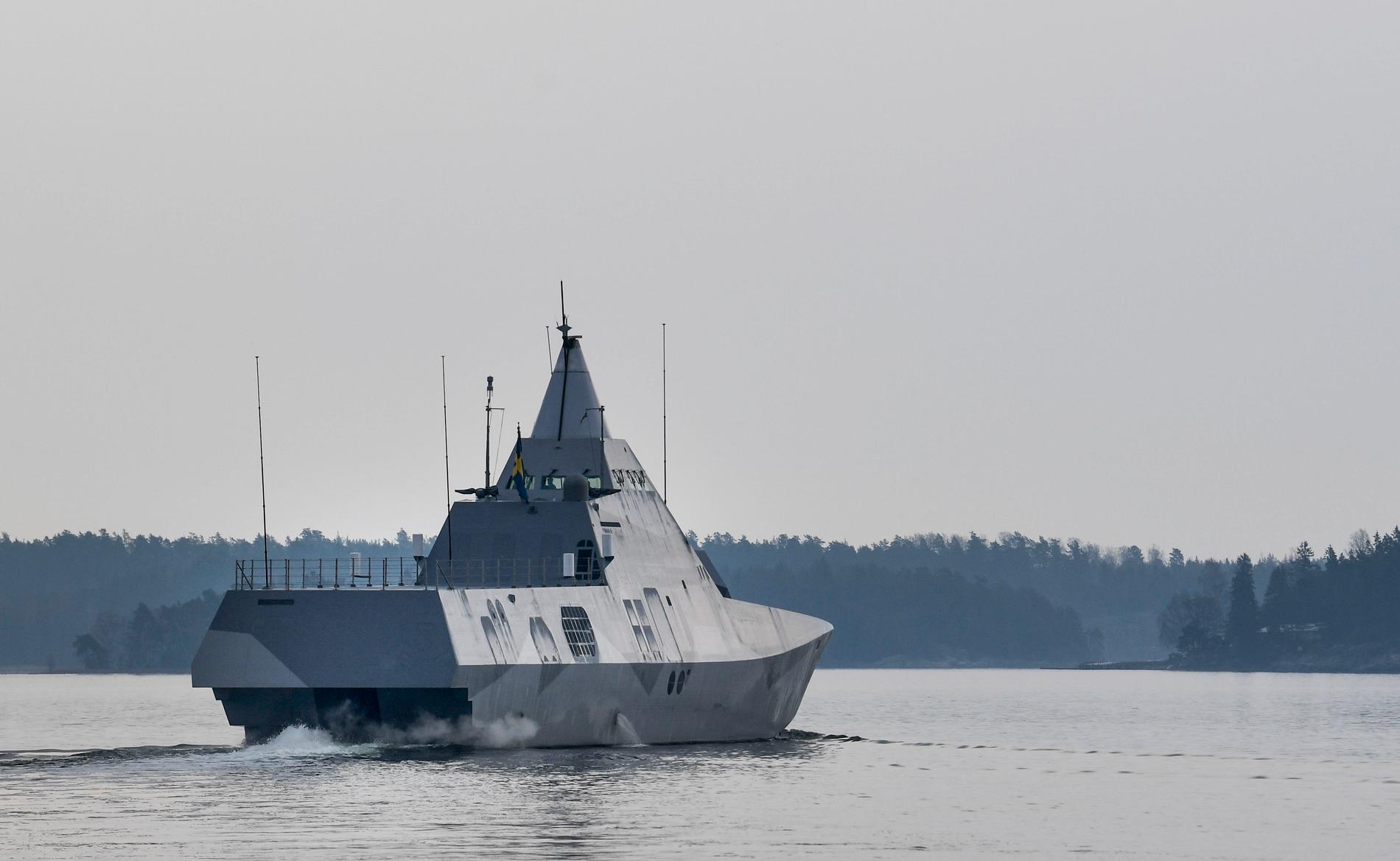 Den svenska militära korvetten Härnösand, av Visby-klass, lämnar hamnen i Berga för en militär ubåtsjaktövning utanför Nynäshamn. Arkivbild.