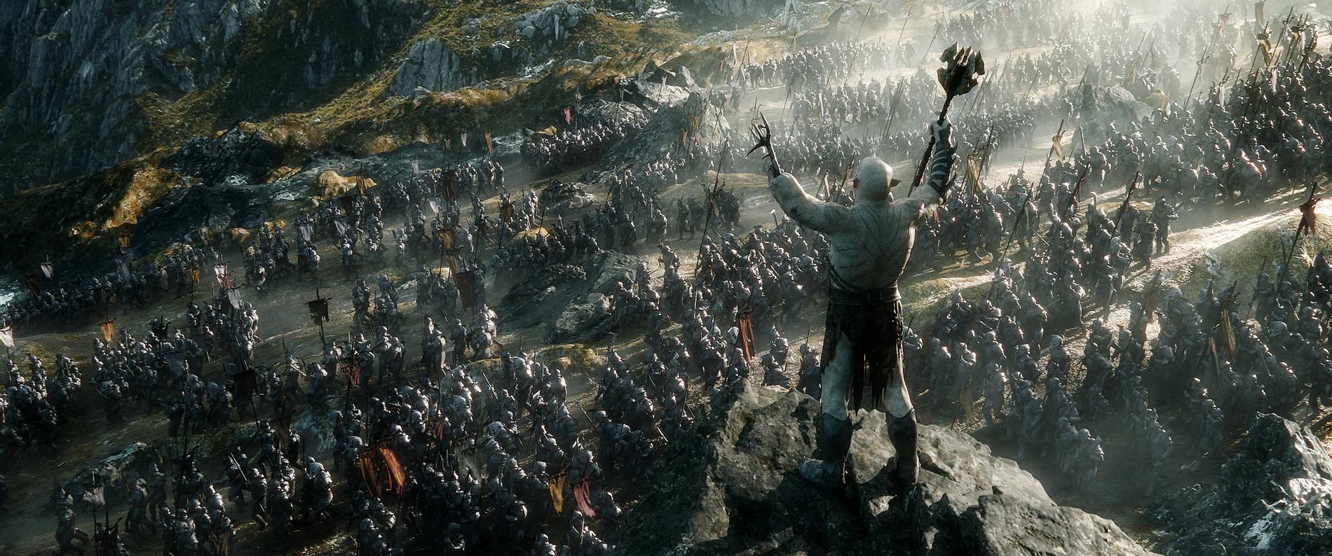 STORSLAGET Orchledaren Azog Smutsaren ser ut över sina legioner. ”Hobbit: Femhäradslaget” har en del ordentligt mörka scener att rysa åt. Men den sista delen av Peter Jacksons trilogi innehåller även berörande och känsloladdade scener.