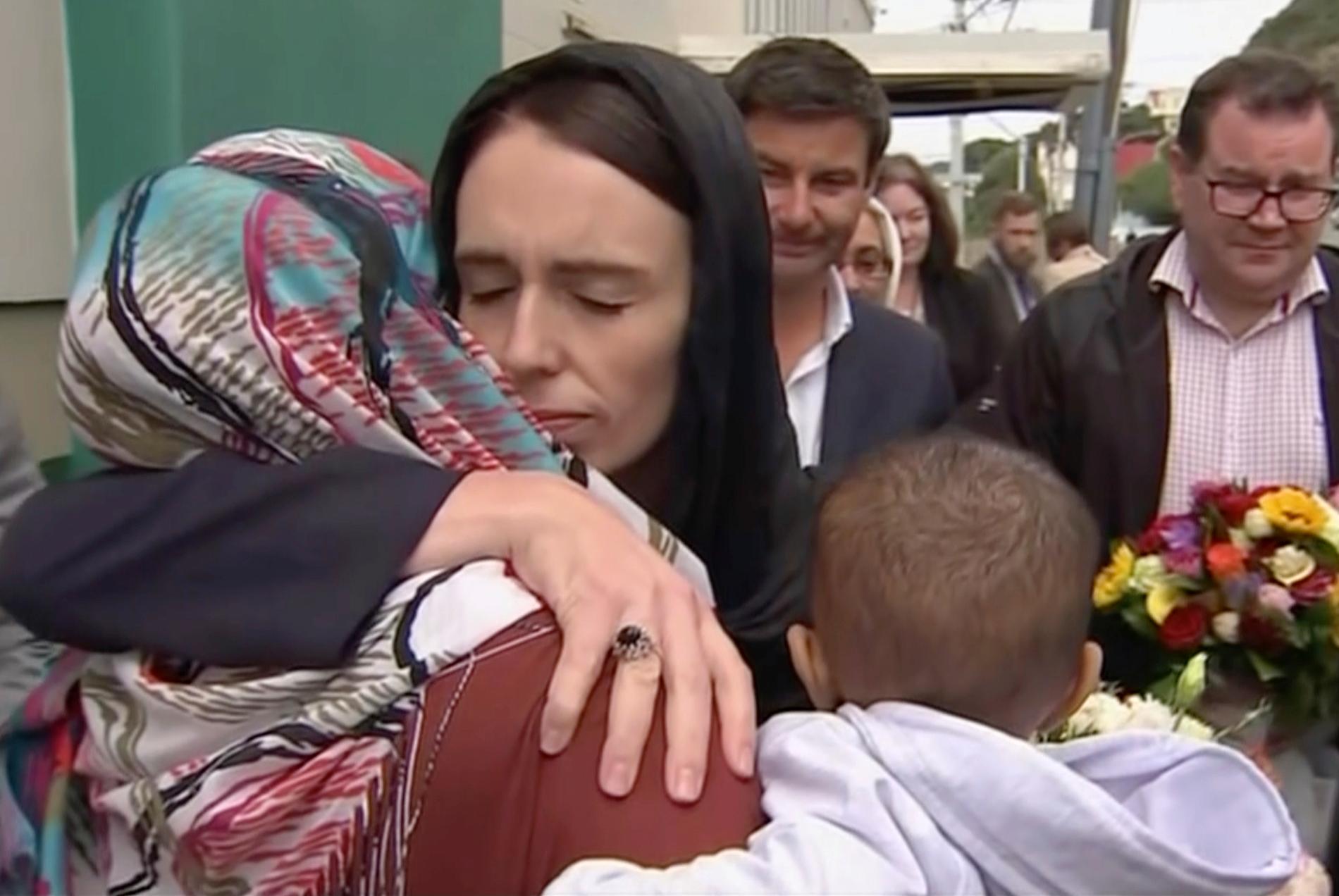 Premiärminister Jacinda Ardern kramar om en kvinna under ett besök vid Kilbirniemoskén i Wellington.