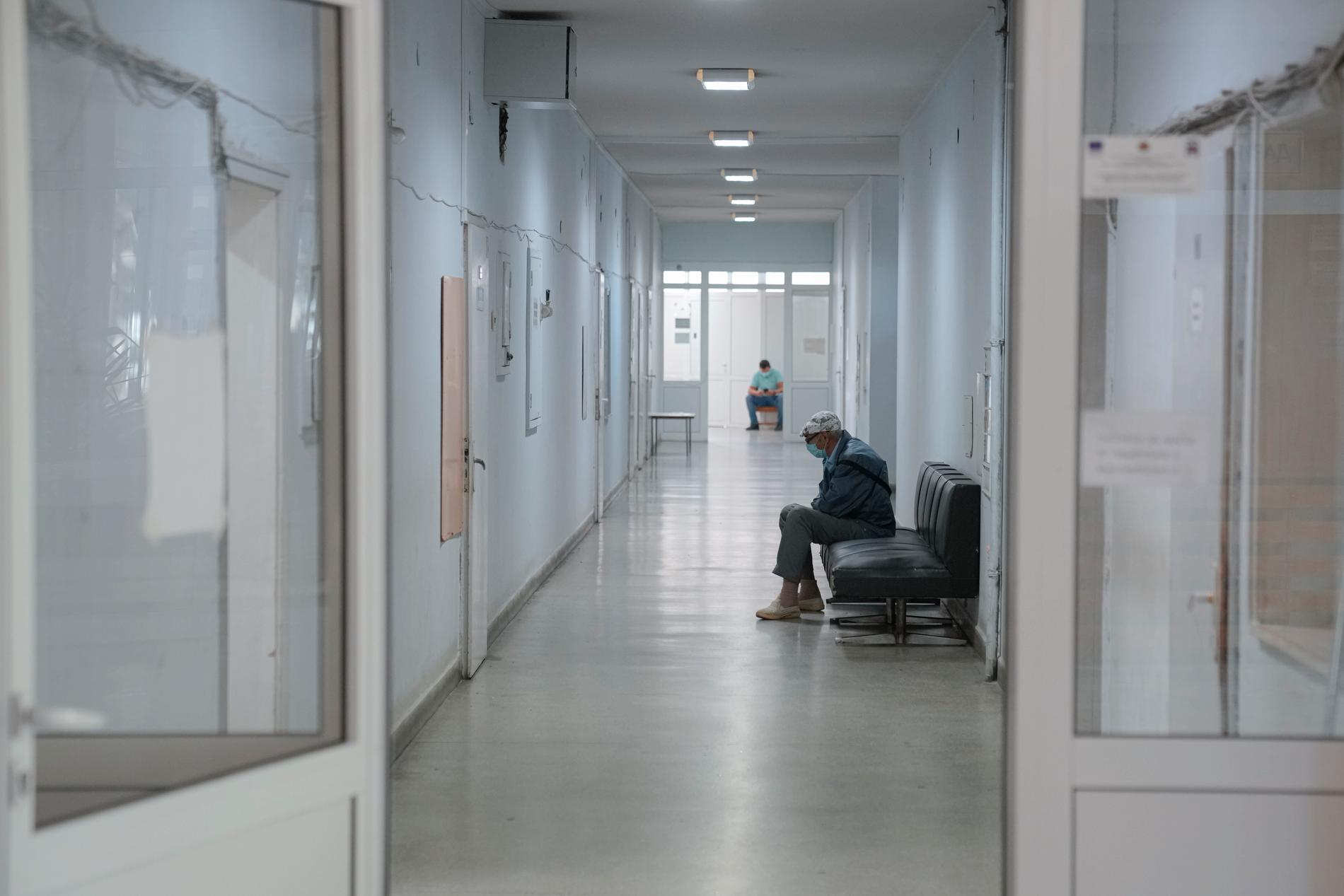 Män i en sjukhuskorridor i Veliko Tarnovo i Bulgarien. Antalet döda i covid-19 i landet stiger nu kraftigt. Arkivfoto.