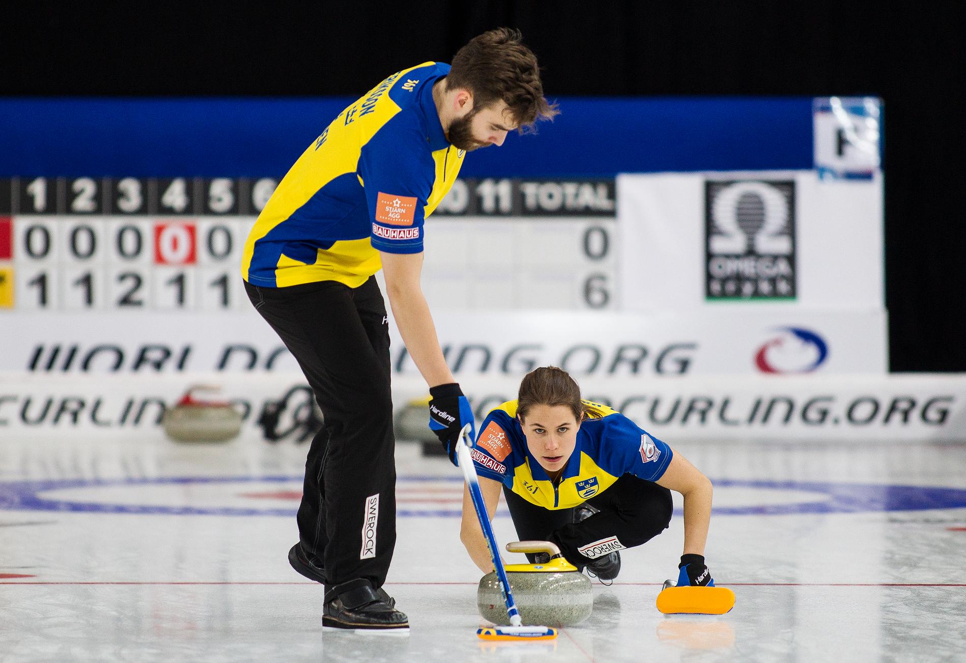 Anna Hasselborg och Oskar Eriksson under curling-VM i Stavanger.