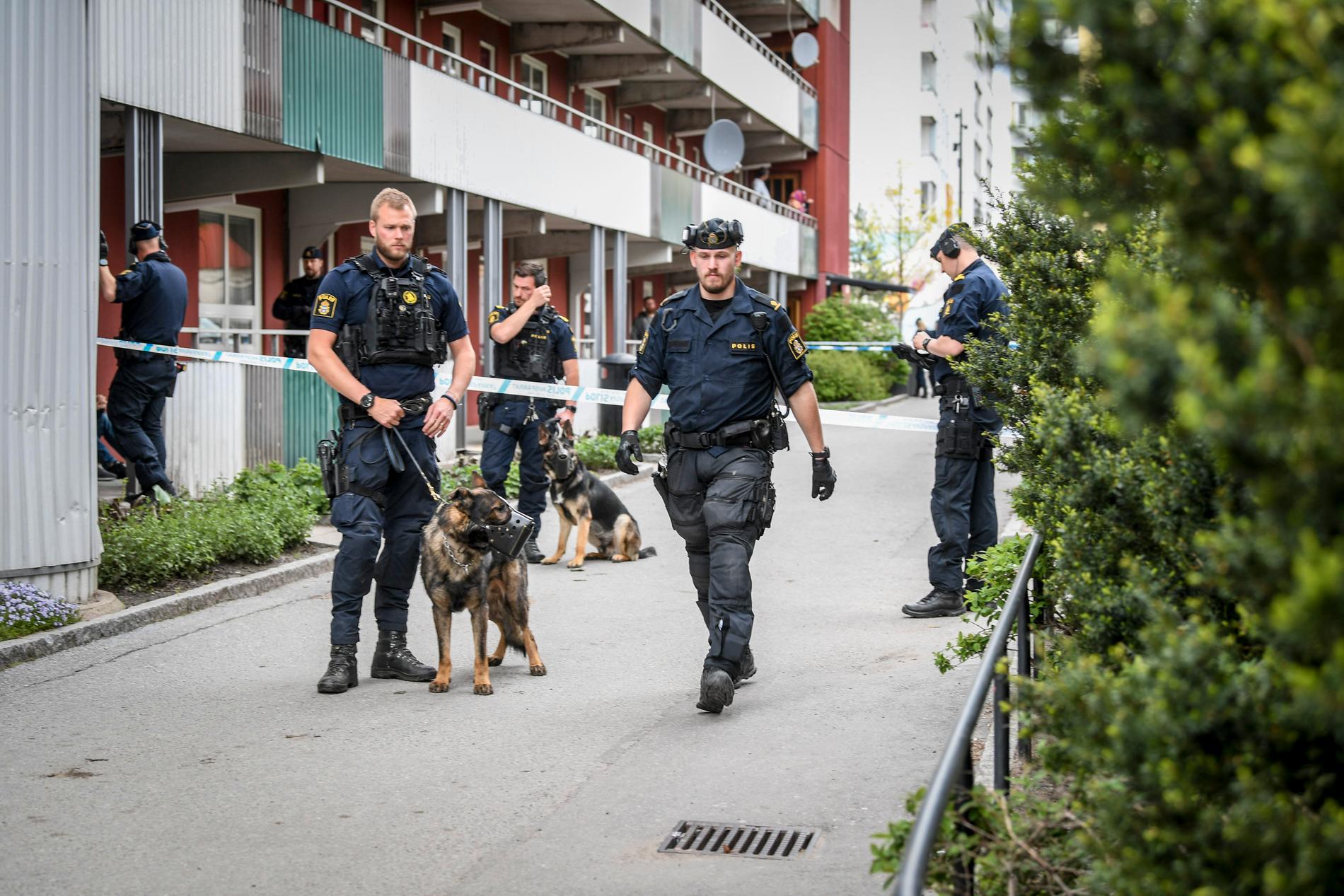 Polis på plats i Husby i nordvästra Stockholm efter att en 28-årig man skjutits ihjäl den 31 maj 2021. En 18-årig man dömdes förra året för mord till fängelse i nio år och tio månader av Svea hovrätt. Arkivbild.