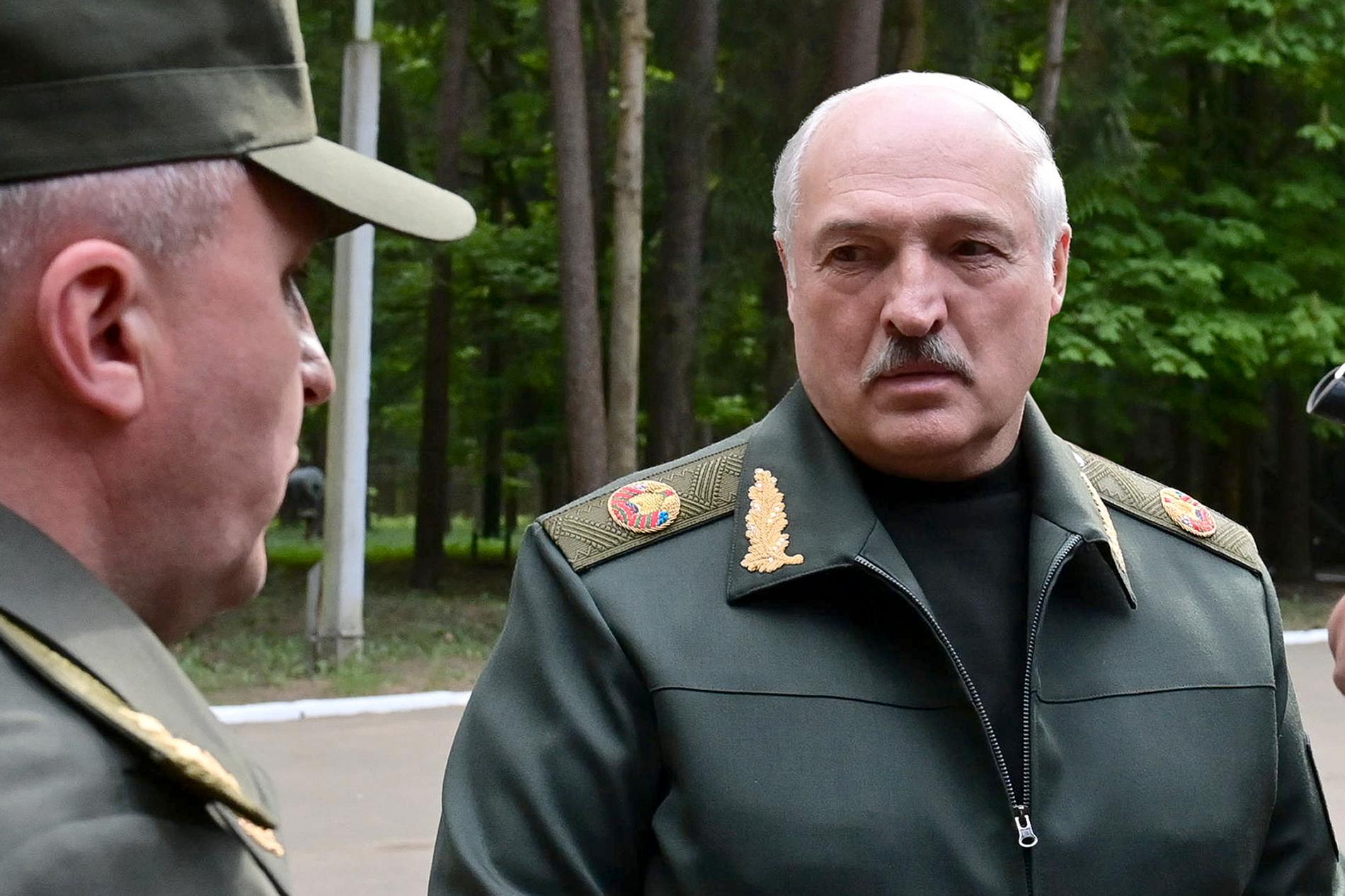 Belarus president Aleksandr Lukasjenko säger att han inte skulle tveka att använda kärnvapen vid ett angrepp på landet.
