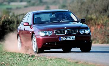 Snabbt och effektivt BMW:s nya 7-serie är kraftfull, kompakt och elegant. Men ändå är det kanske köregenskaperna som övertygar mest. Med aktiva krängningshämmare går det bra att gasa på i svängarna.