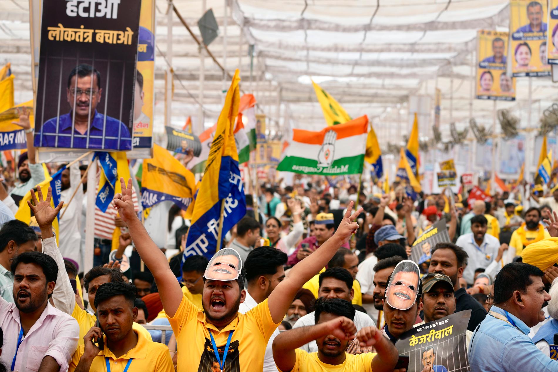 Fallet med den gripne partiledaren Arvind Kejriwal, som även är regional regeringschef i Delhi, har blivit en symbol för Modi-styrets antidemokratiska tendenser. Här protesterar oppositionella i Delhi i slutet av mars mot att Kejriwal hålls fängslad.