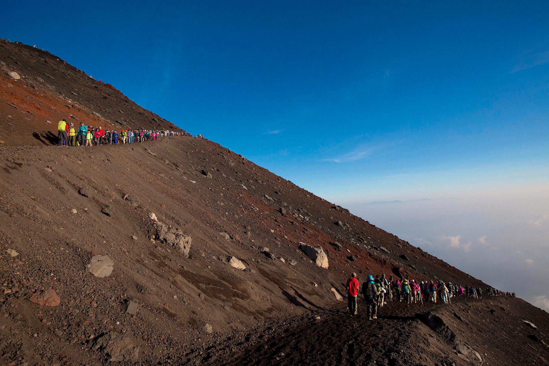 Hundratusentals personer bestiger Japans högsta berg Fuji varje år. Arkivbild.