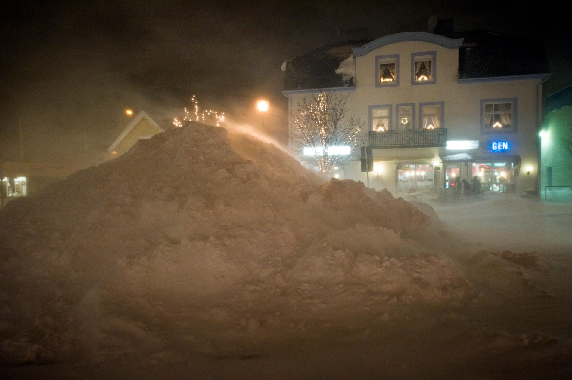 Snöhögar kan bli riktigt stora, som den här på torget i Mellerud. 