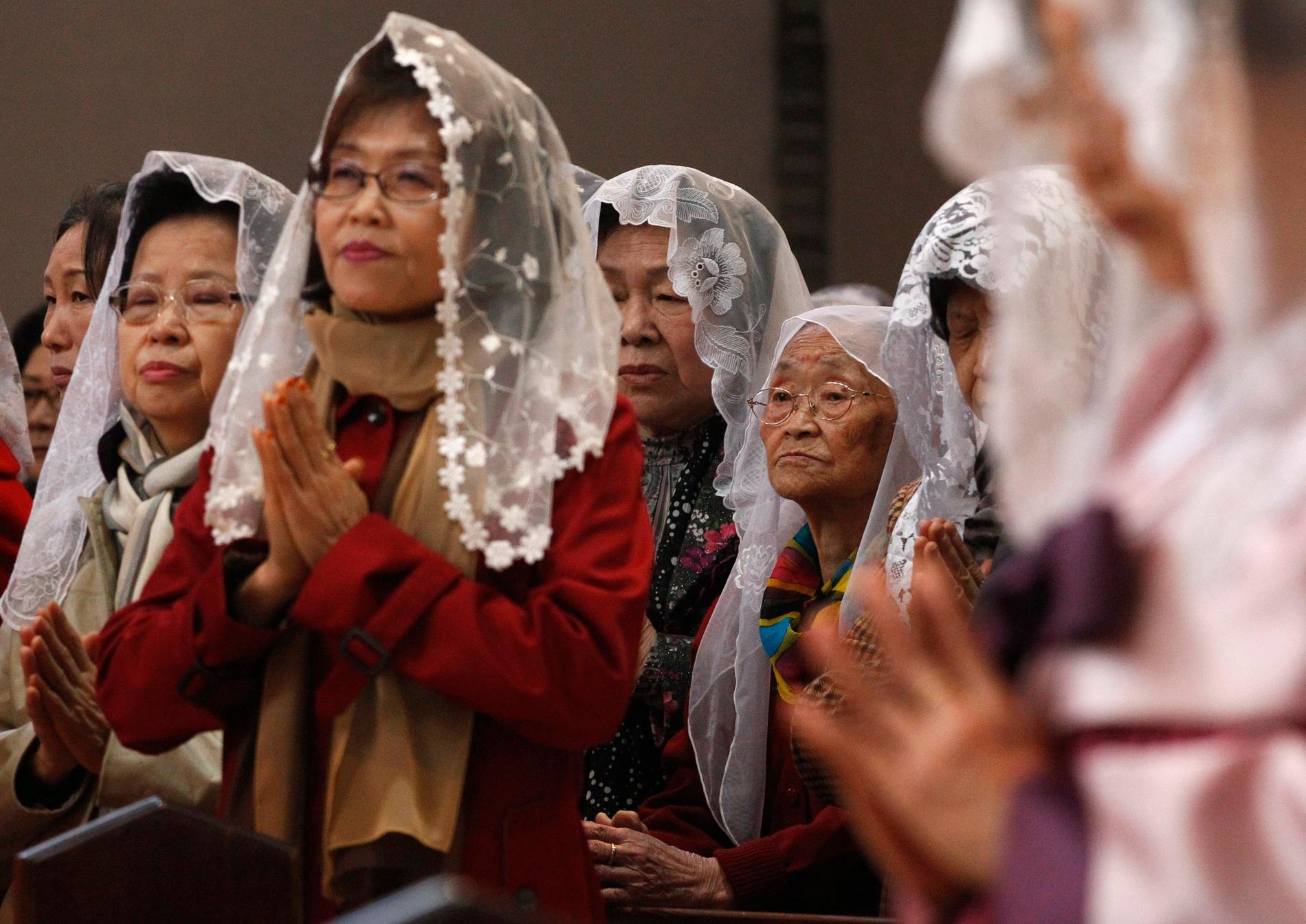 Var fjärde sydkorean är antingen protestant eller katolik. På bilden syns sydkoreanska katoliker i samband med en gudstjänst under påsken 2013. Arkivbild.