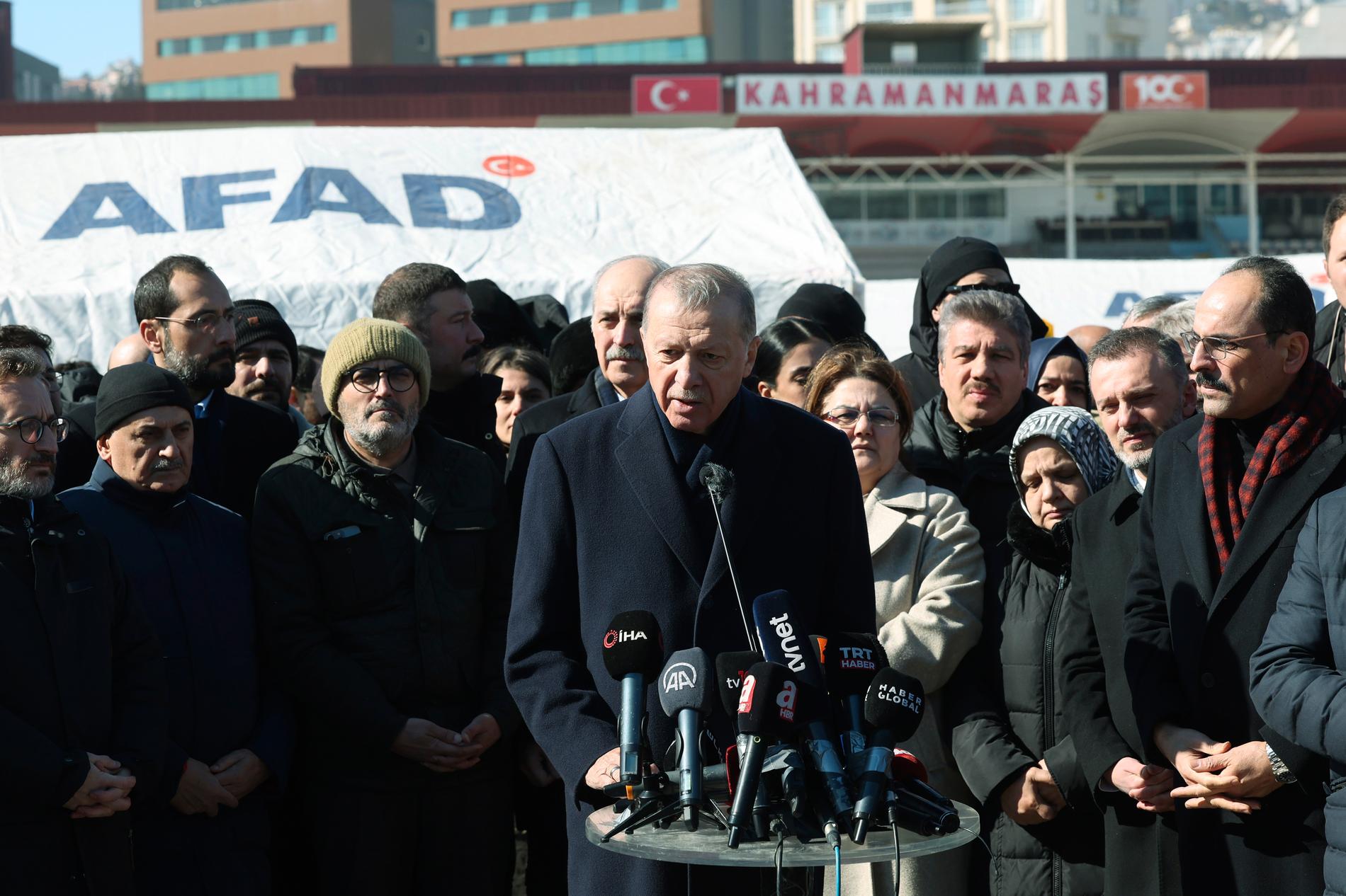 Erdogan under en presskonferens efter att ha besökt ett av de drabbade områdena.