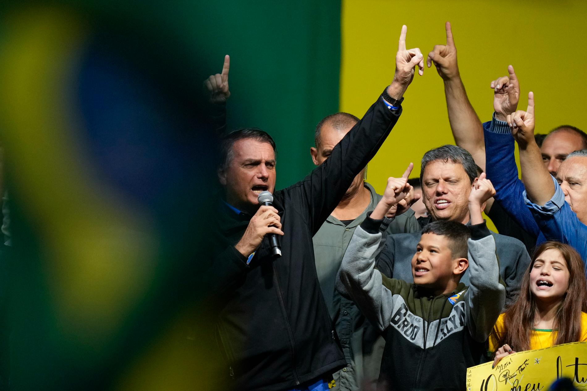 Jair Bolsonaro eldar upp anhängarna i staden Santos i onsdags.