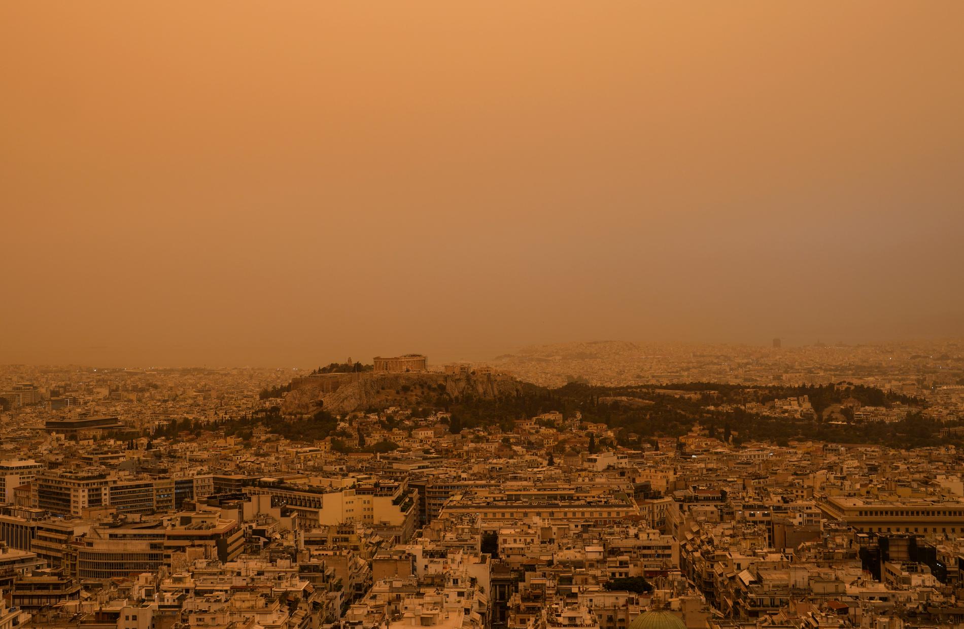 På Kreta var det nästan 30 grader varmt under tisdagsnatten. I Aten färgades himlen gul av sand som drev in från Nordafrika.