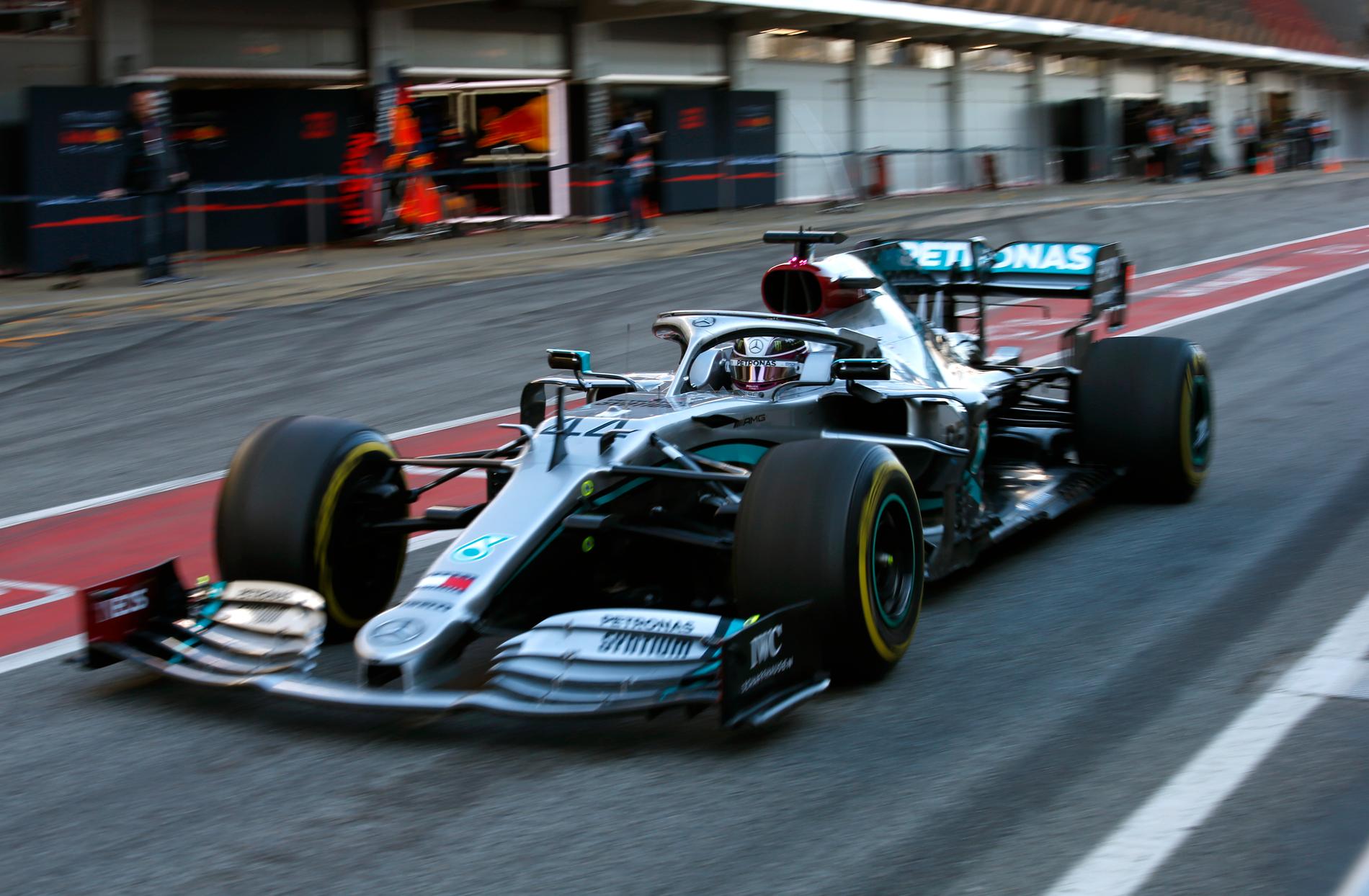 Lewis Hamilton i Mercedes tidigare vitsvarta bil. Den nya är helsvart. Arkivbild.
