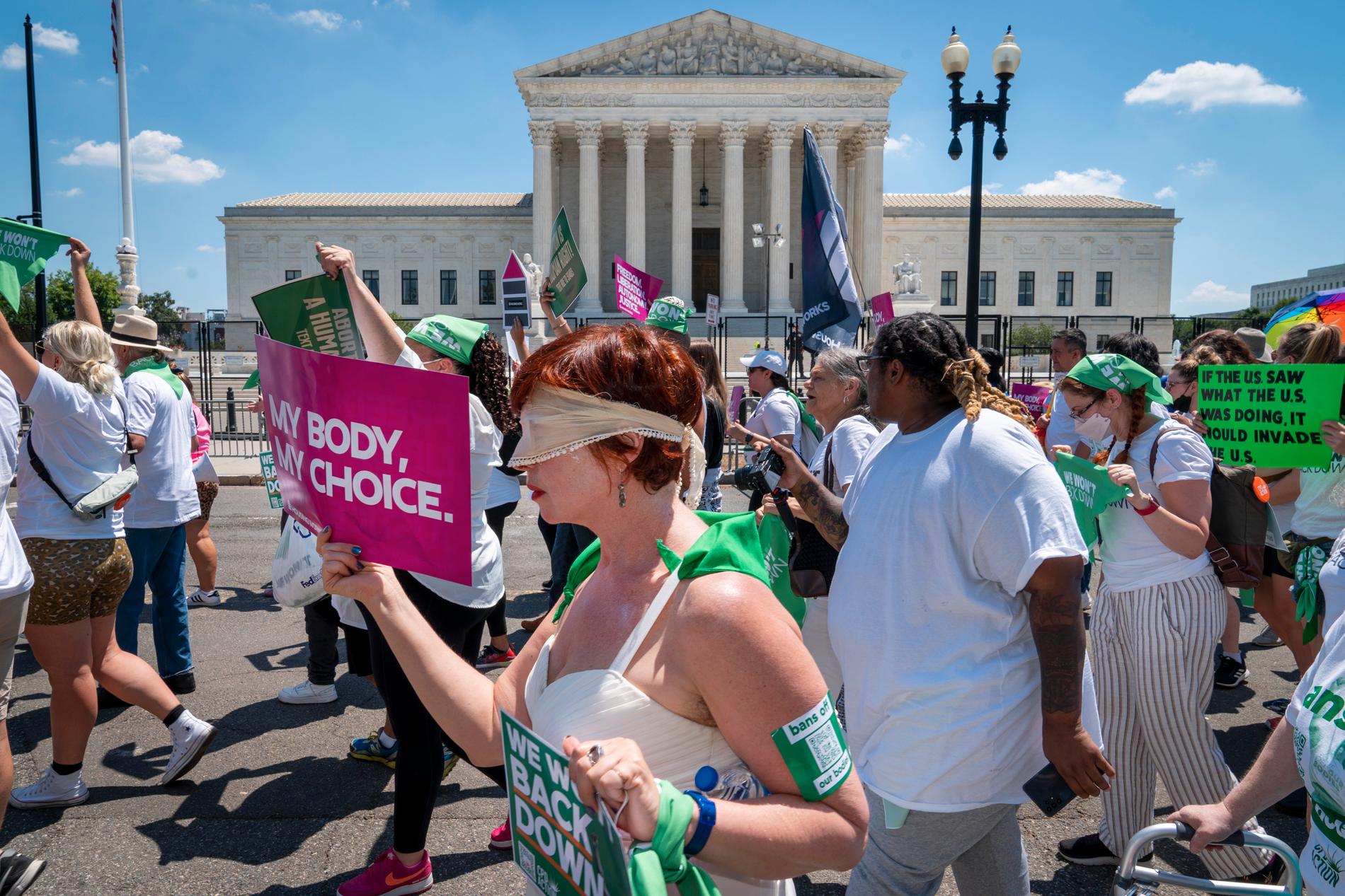 Demonstrationståg för aborträtt passerar Högsta domstolen i Washington.