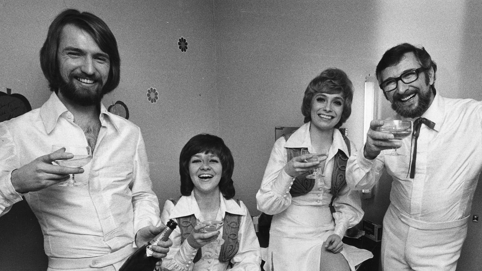 Medlemmarna i musikgruppen Family Four fr v: Pierre Isacsson, Agneta Munther, Marie Bergman och Berndt Öst skålar i champagne efter att ha vunnit Melodifestivalen för andra året i rad, då med melodin "Härliga sommardag" i Malmö 12:e februari 1972.
