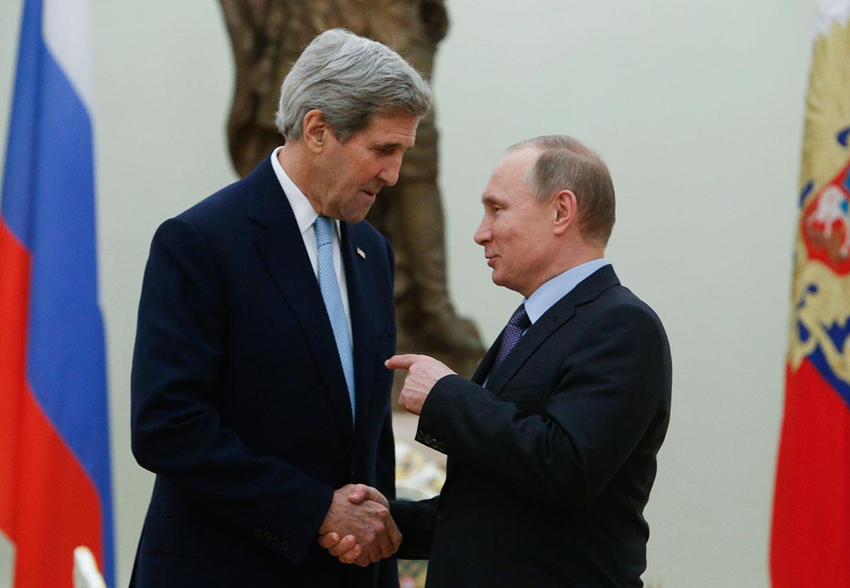 USA:s utrikesminister John Kerry skakar hand med Rysslands president Vladimir Putin.