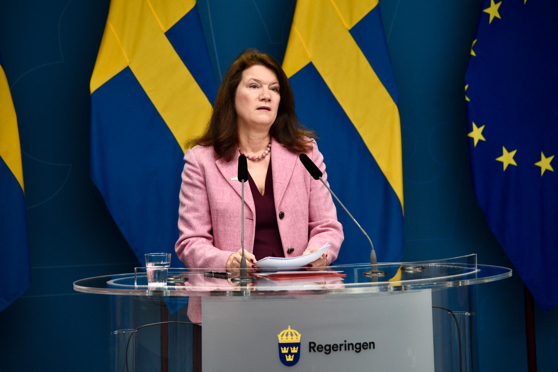 Avrådan för resor utanför EU förlängs, meddelar utrikesminister Ann Linde (S) på en pressträff.