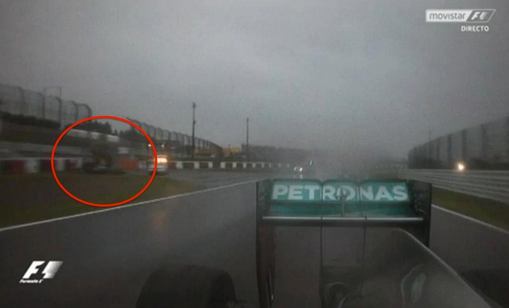 Fransmannen Jules Bianchi kraschade troligen in i sidan på den kranbil som kommit in för att lyfta undan Adrian Sutils bil. Tv-bolagen valde efteråt att inte visa några bilder på olyckan eller den demolerade bilen.