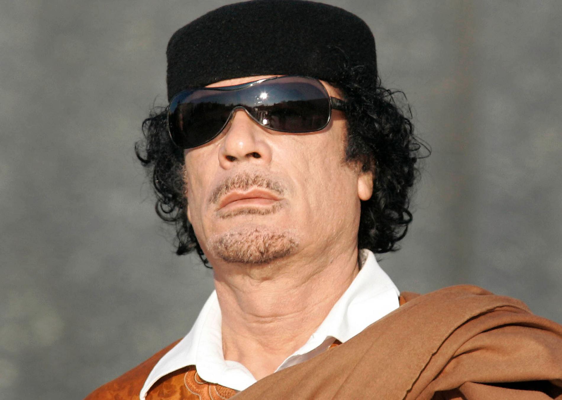 På flykt Muammar Gaddafi försökte fly till Algeriet – men stoppades av landets president.