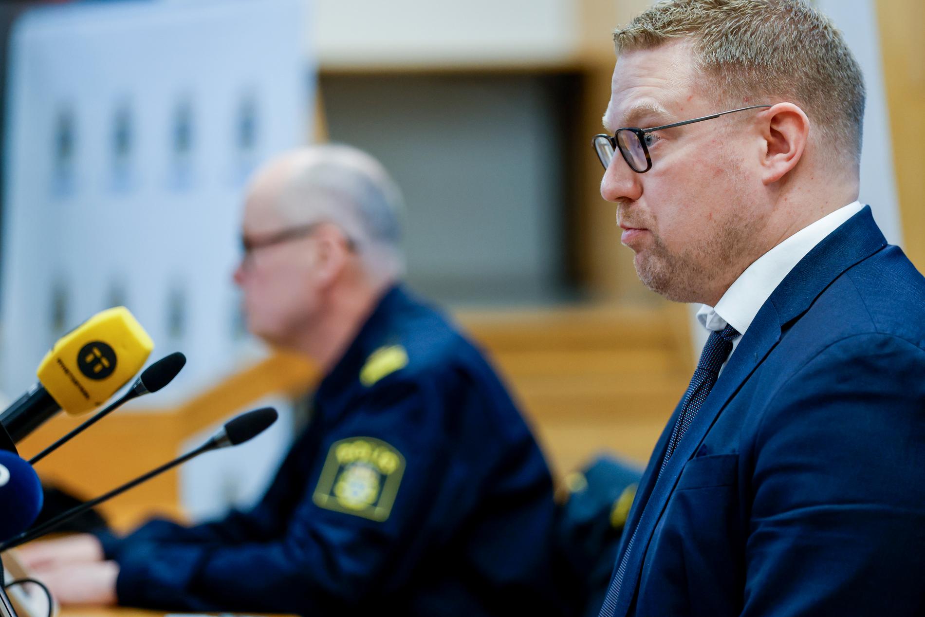 Utredningsledare Ulf Andreasson och chefsåklagare Daniel Veivo Pettersson under pressträffen på skärtorsdagen.