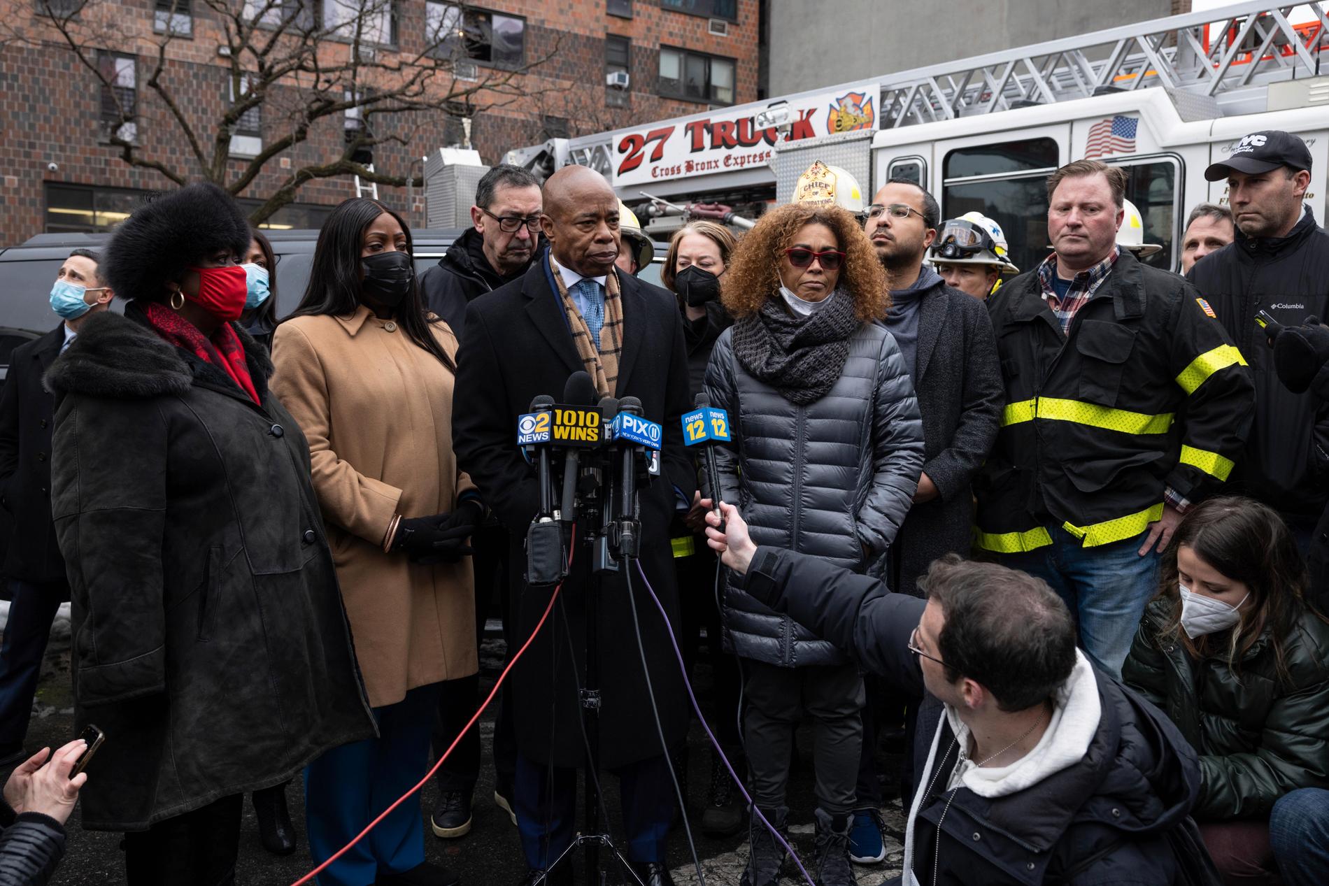 Eric Adams, borgmästare i New York City, vid en pressträff vid brandplatsen.