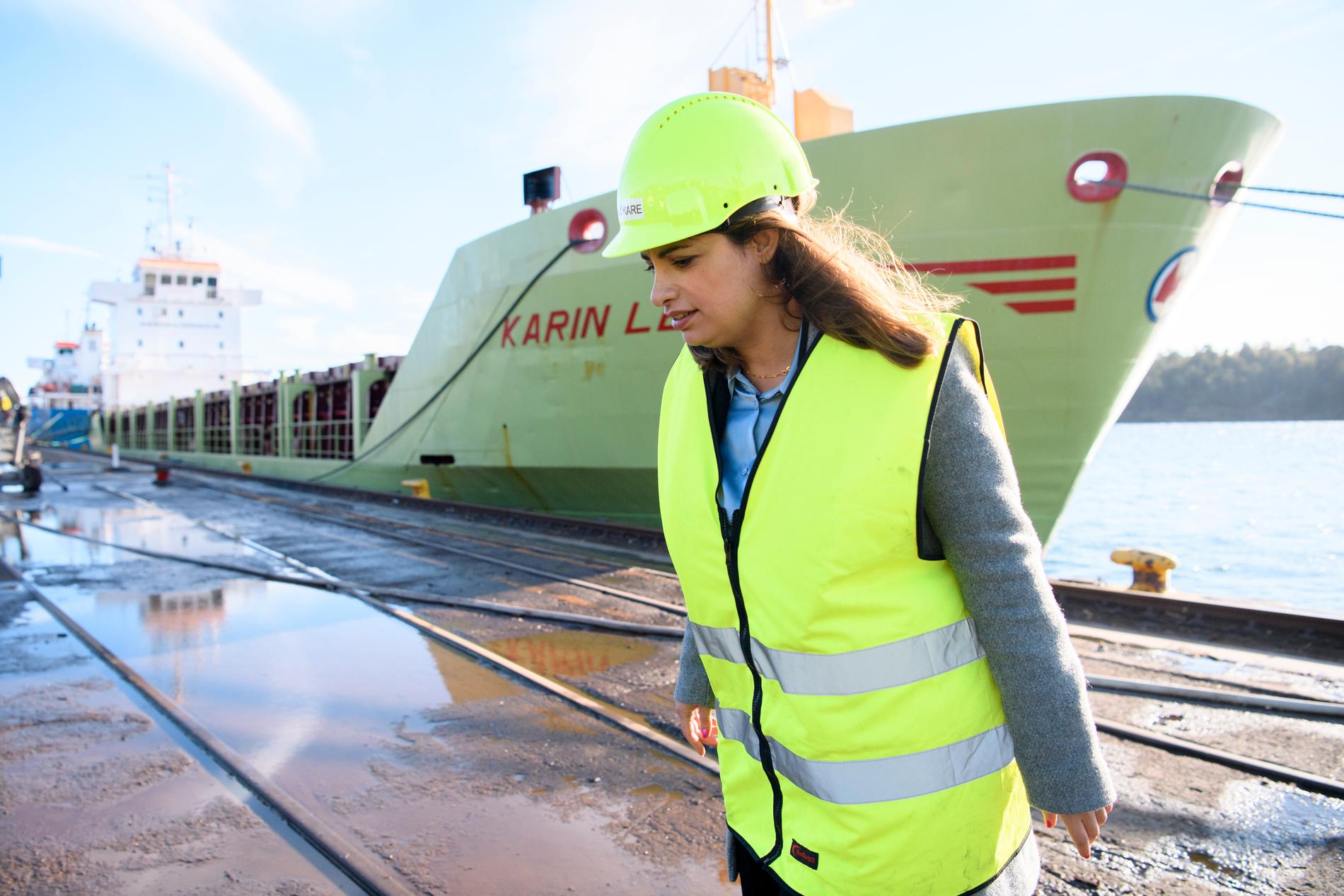 Vänsterpartiets partiledare Nooshi Dadgostar i Oxelösunds hamn och på SSAB, som är första anhalt på hennes industriturné. Här ska ståljätten börja leverera fossilfritt stål i stor skala från och med 2026.