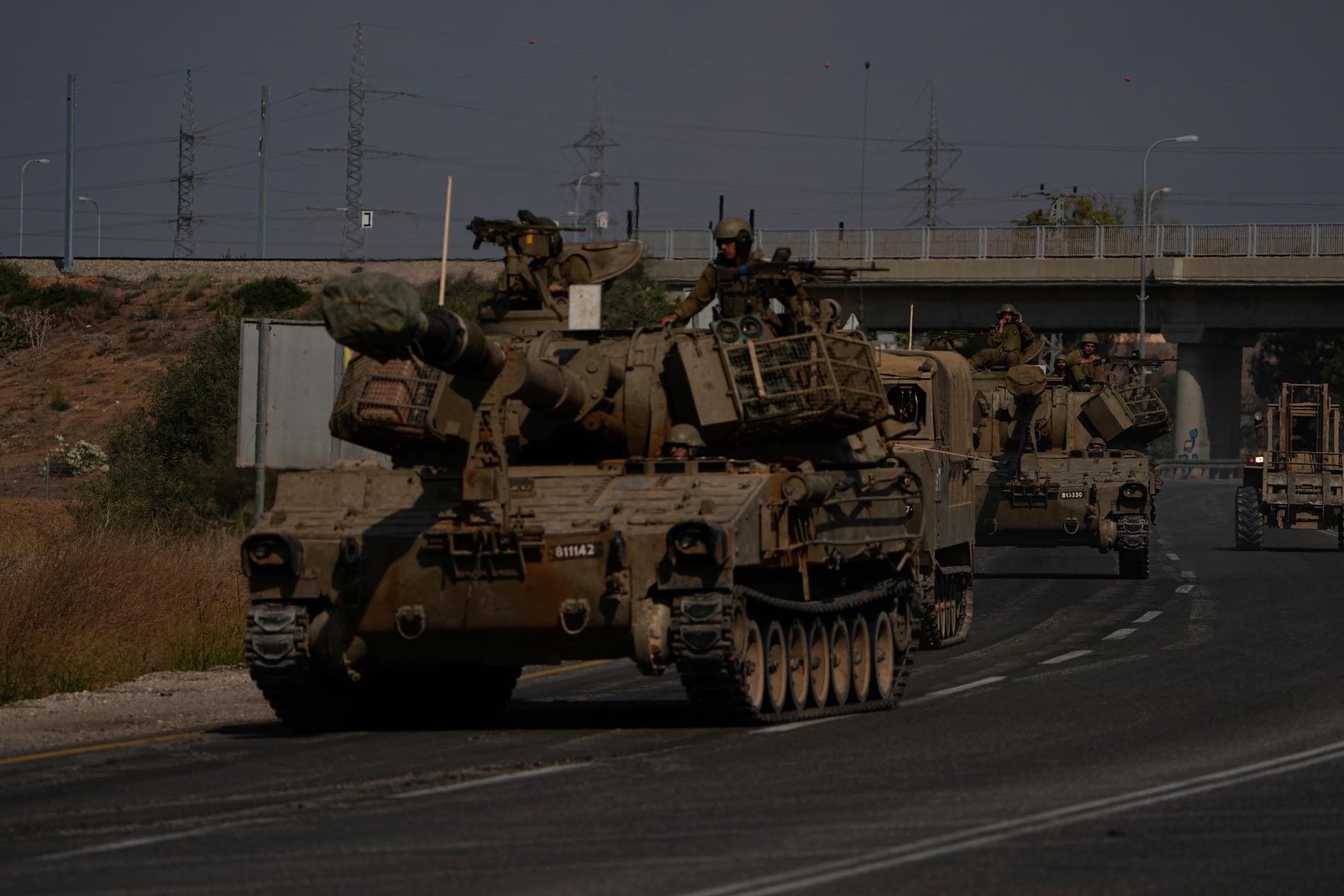 Israeliska armén på väg mot Gaza.
