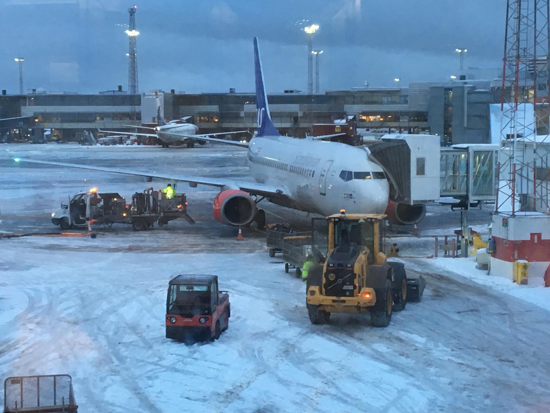 Ett tiotal avgångar på  Arlanda är försenade – då planen inte kan lastas.