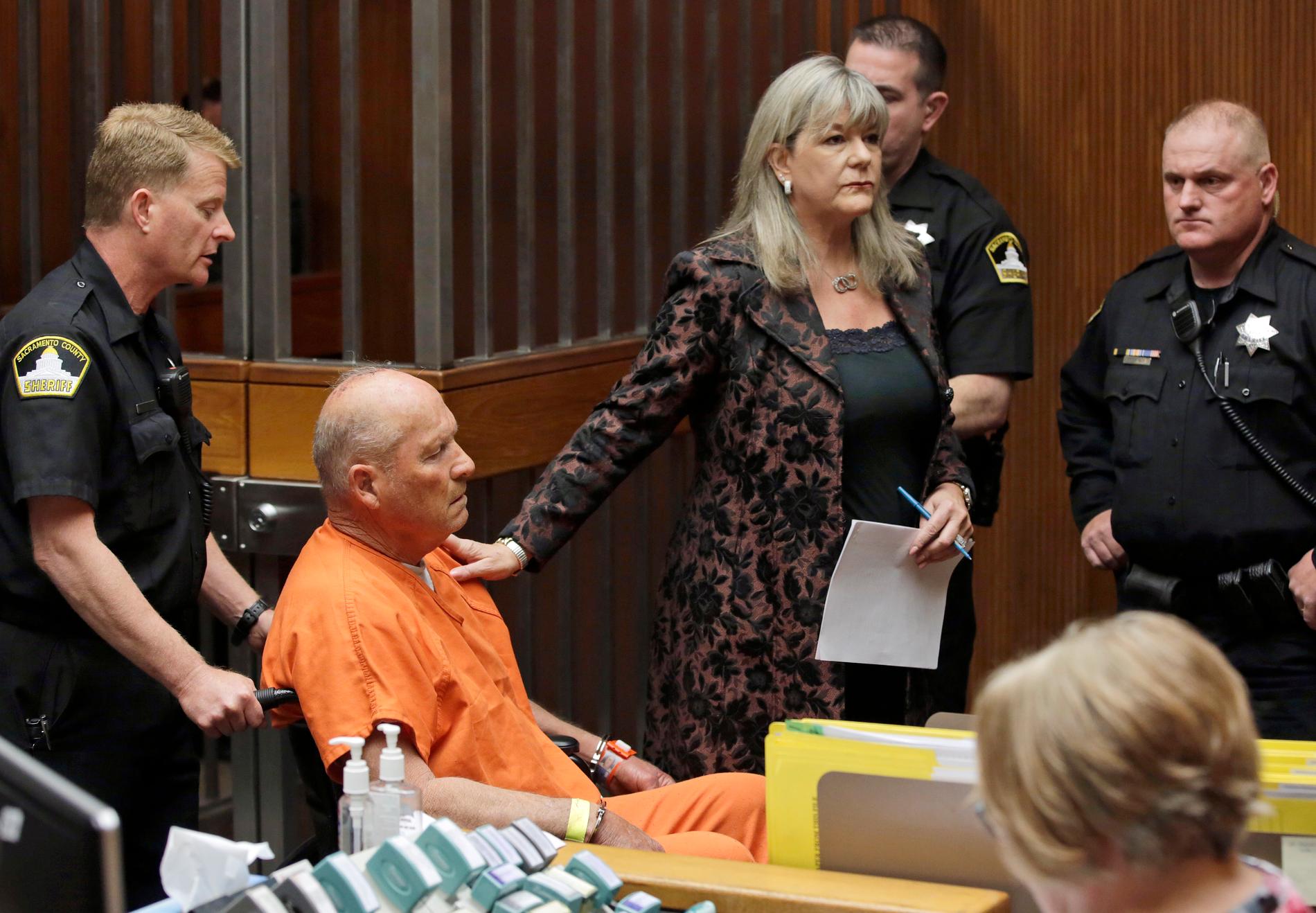 Den utpekade "Golden State"-mördaren rullas fram i domstolen i Sacramento.
