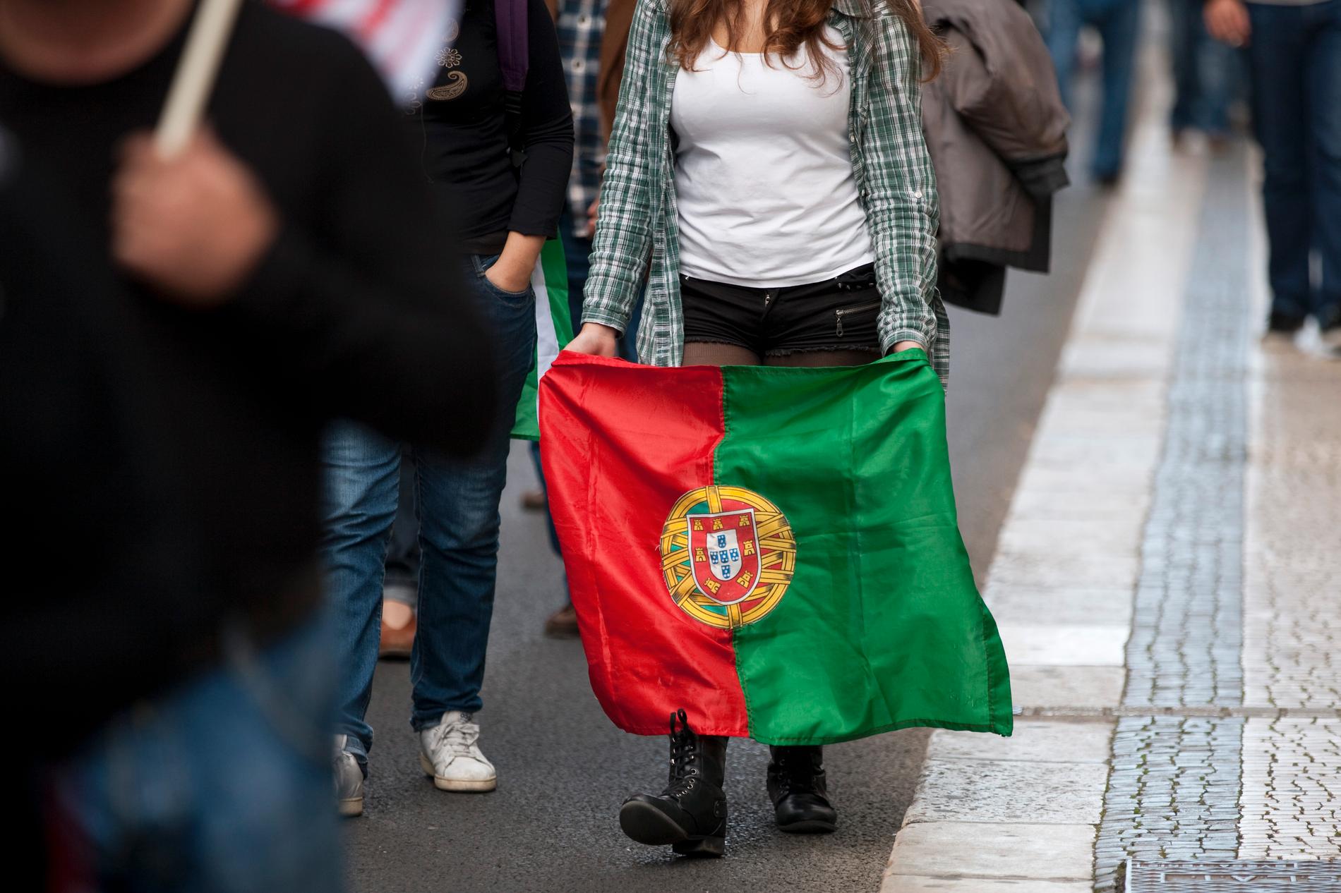 Flyr landet. Många portugiser söker ett bättre liv i ex-kolonierna efter finanskrisen. Här syns en kvinna i Lissabon under en protest mot nedskärningar av löner och pensioner. Arkivbild.