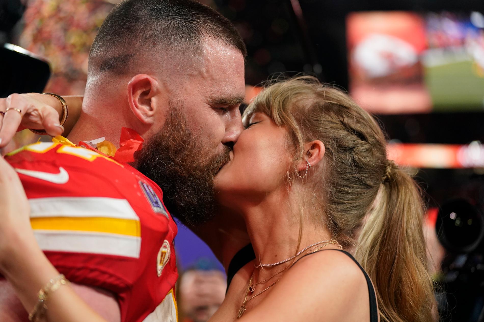 Taylor Swift kysser pojkvännen och Kansas City-spelaren Travis Kelce efter vinsten i Super Bowl i Las Vegas.