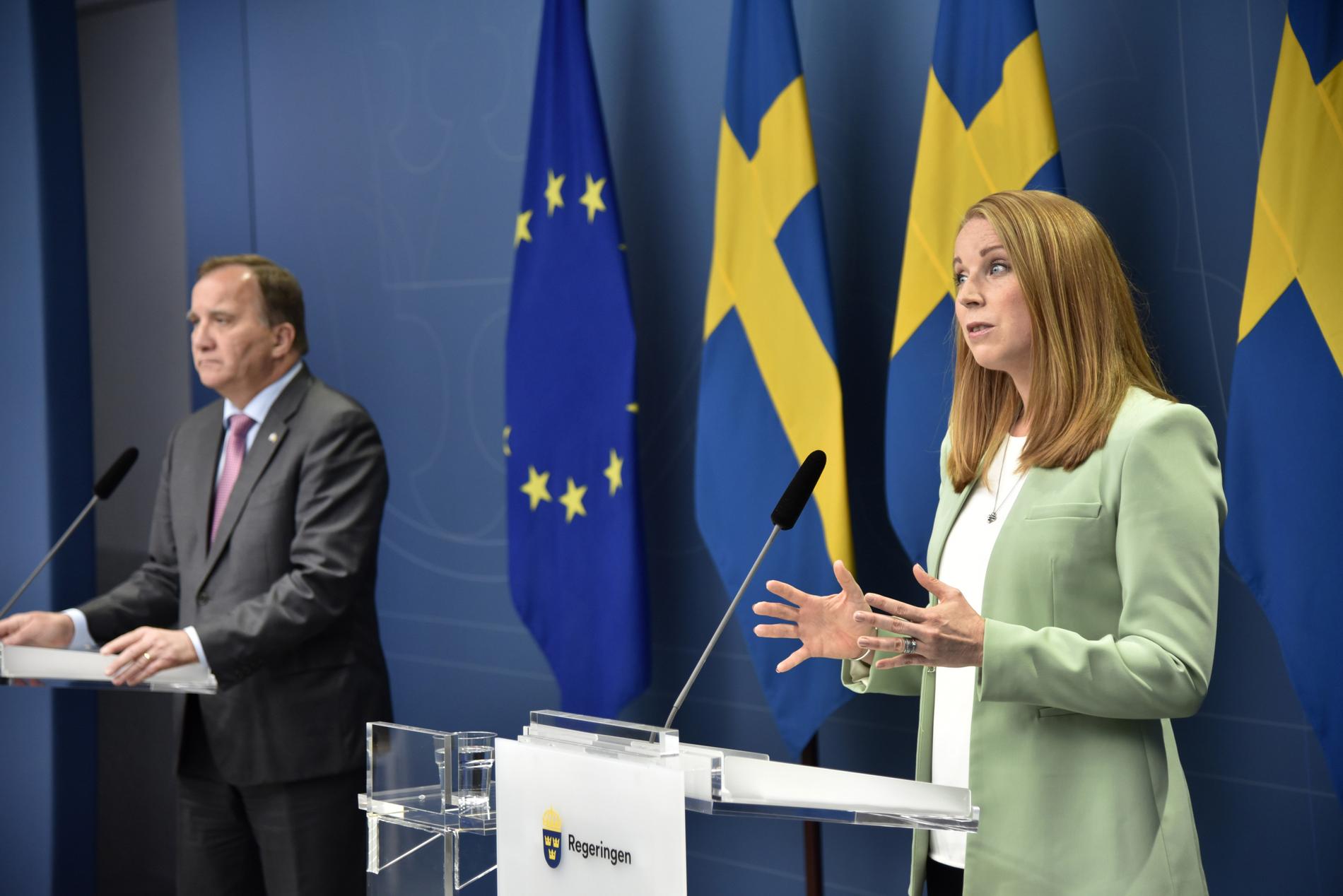 Statsminister Stefan Löfven med centerpartiets Annie Lööf under söndagens pressmöte.