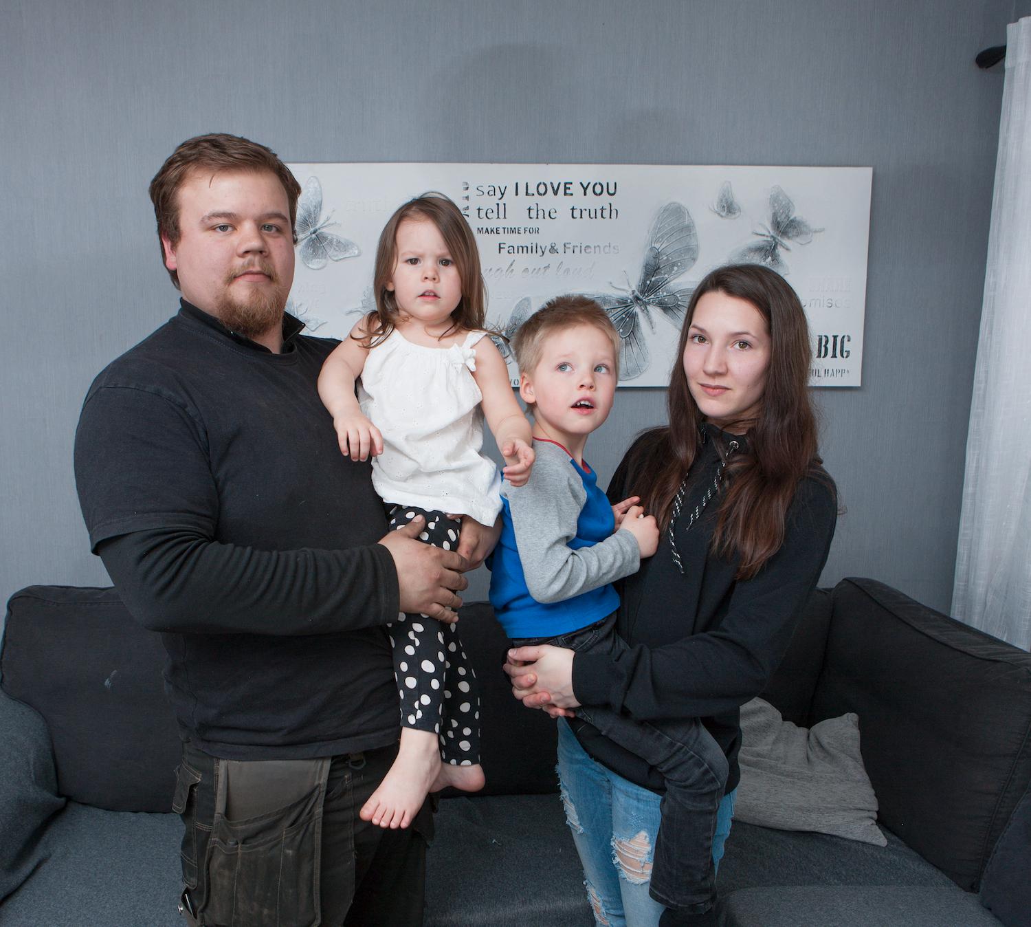 Hela familjen i Tidaholm: Johan Kihlstedt, dottern Mila, Angelo och Alexandra Lindholm. Alla har fått välja sig vid att bli filmade i sitt vardagsliv.