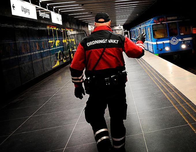 En ordningsvakt från Nordisk bevakningstjänst patrullerar tunnelbanan i Stockholm. Efter en tvåveckors snabbkurs har ordningsvakter i mångt samma befogenheter som poliser – inklusive att frihetsberöva och bruka våld. (Personen på bilden har inget samband med artikeln.)