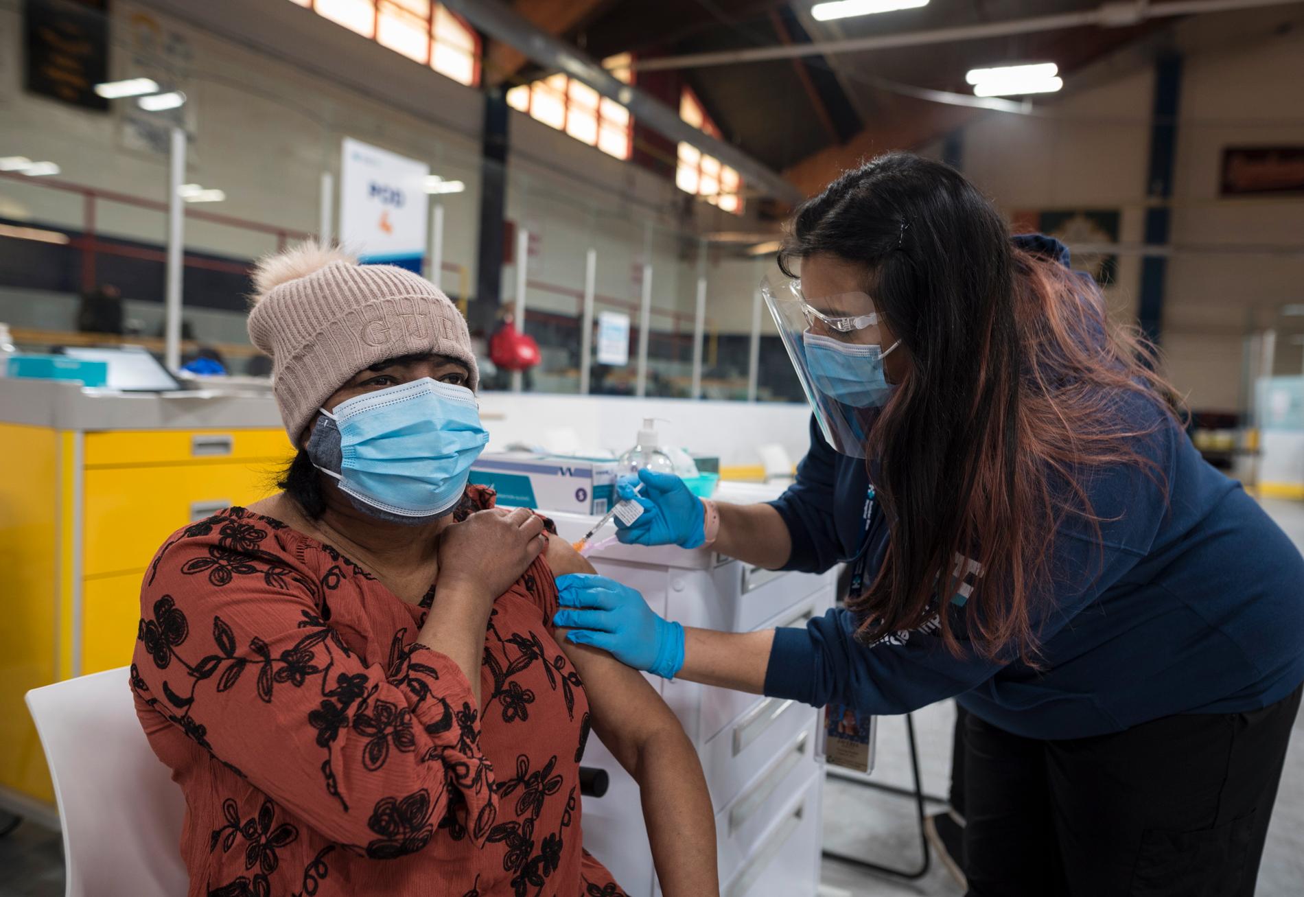 Javeria Jawed ger en vaccindos till Dularie Disram i Toronto, Ontario. Från och med i morgon tisdag uppges åldersgränsen för Astra Zenecas covidvaccin att sänkas till 40 år, enligt en regeringskälla.