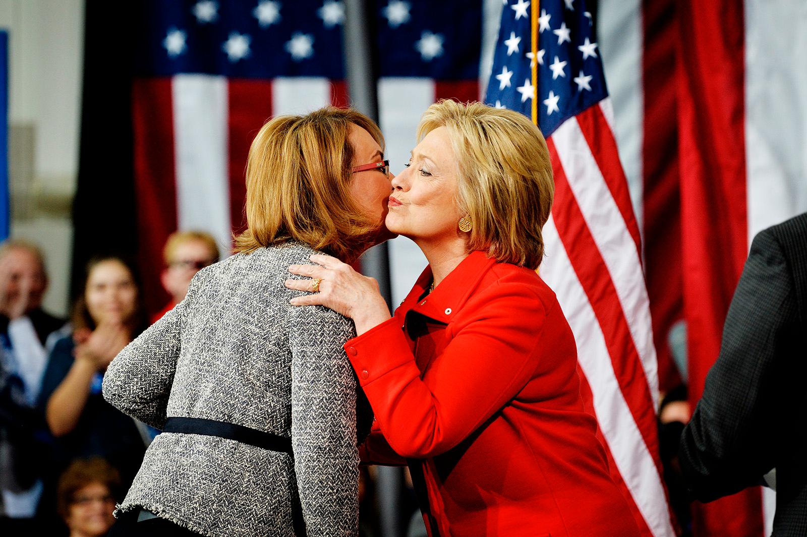 Hillary Clinton och Gabby Giffords.